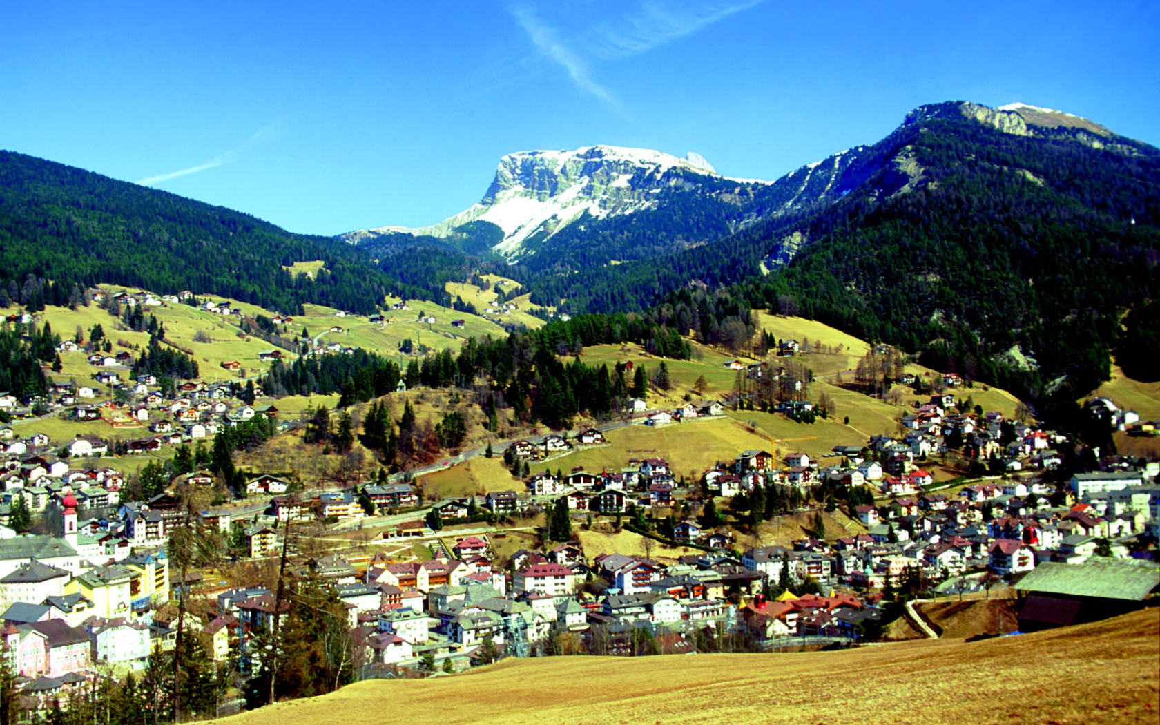 Летний пейзаж на горнолыжном курорте Валь Гардена, Италия