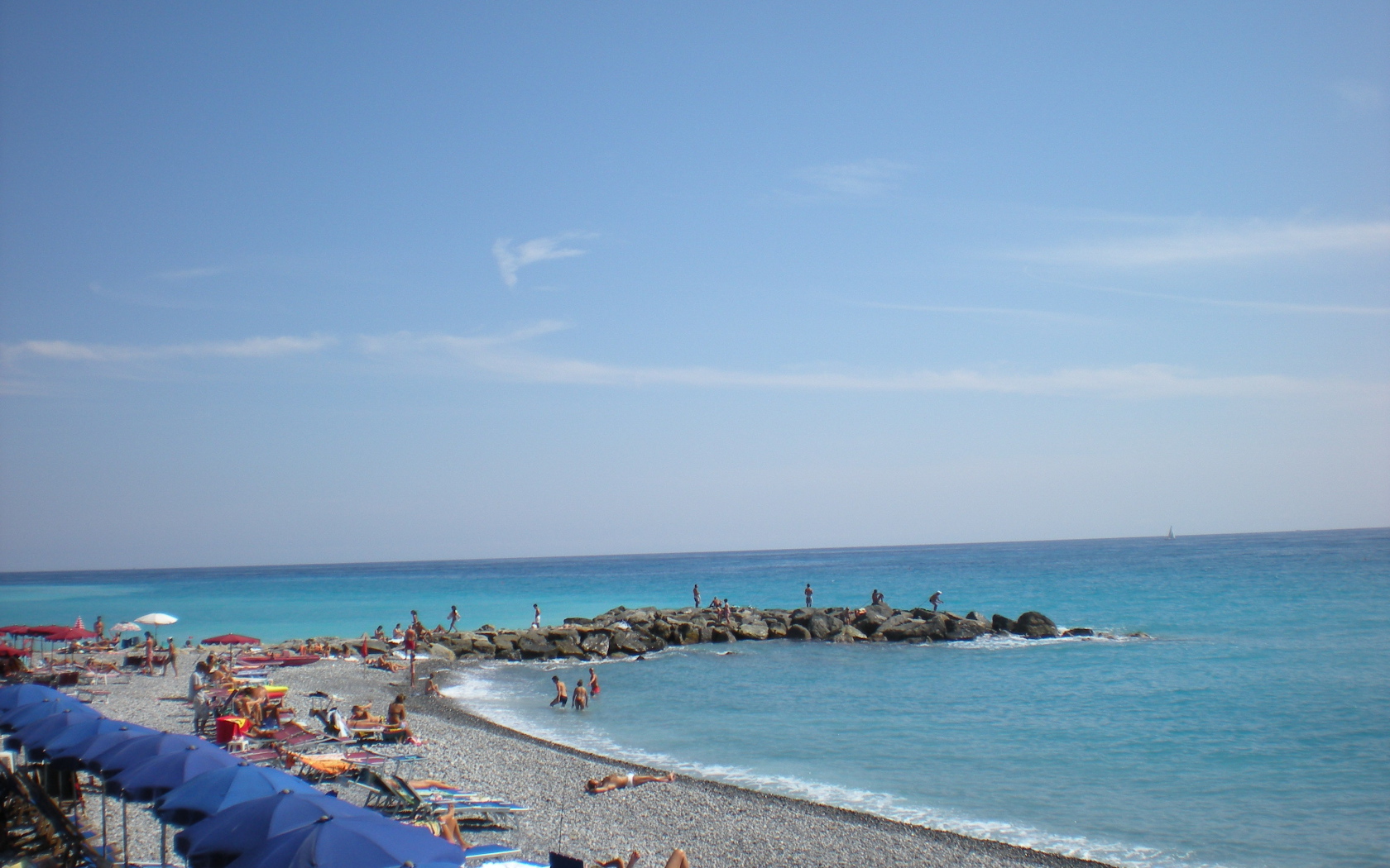 Летний отдых на пляже на курорте Бордигера, Италия