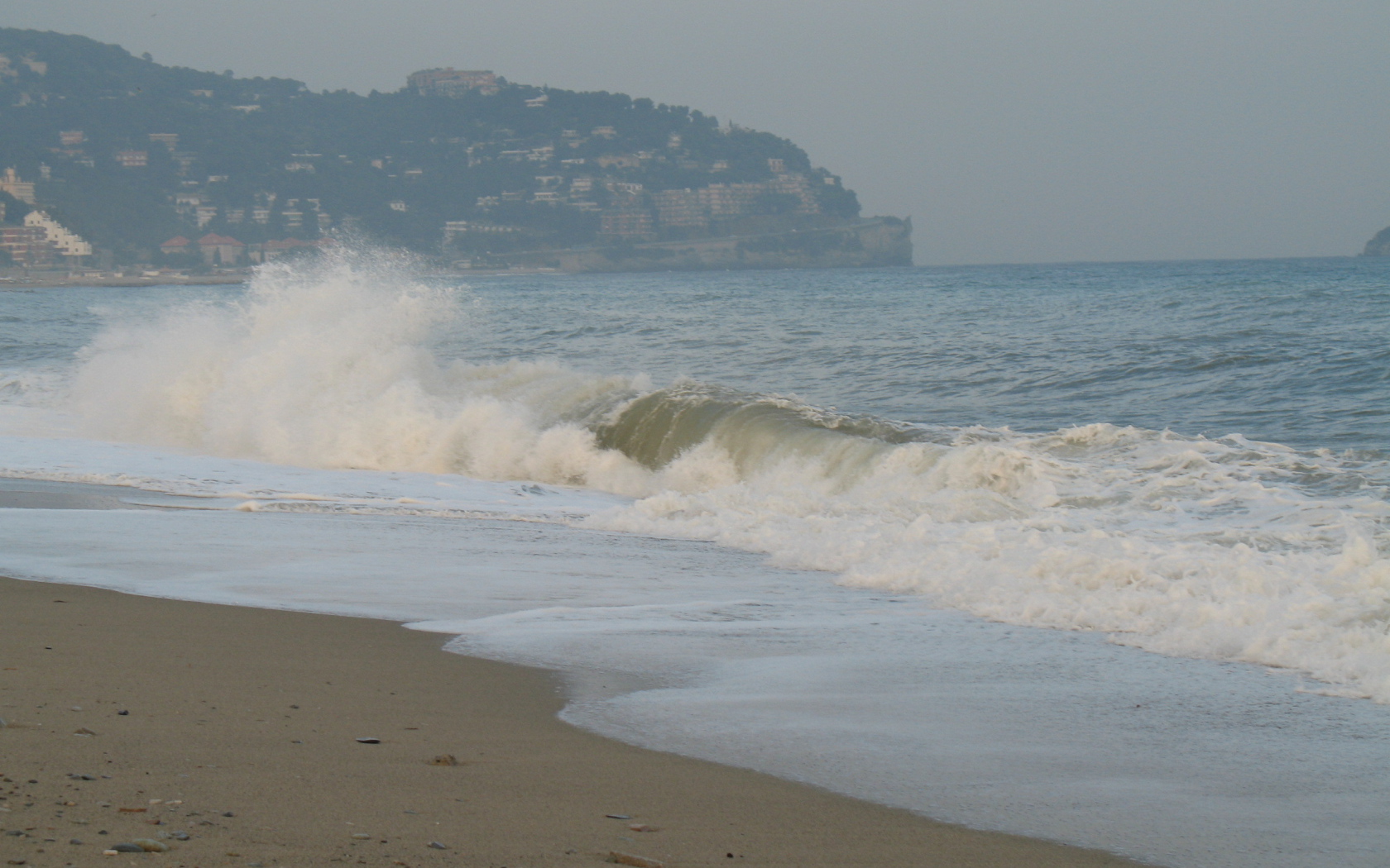 Морской прибой на курорте Споторно, Италия