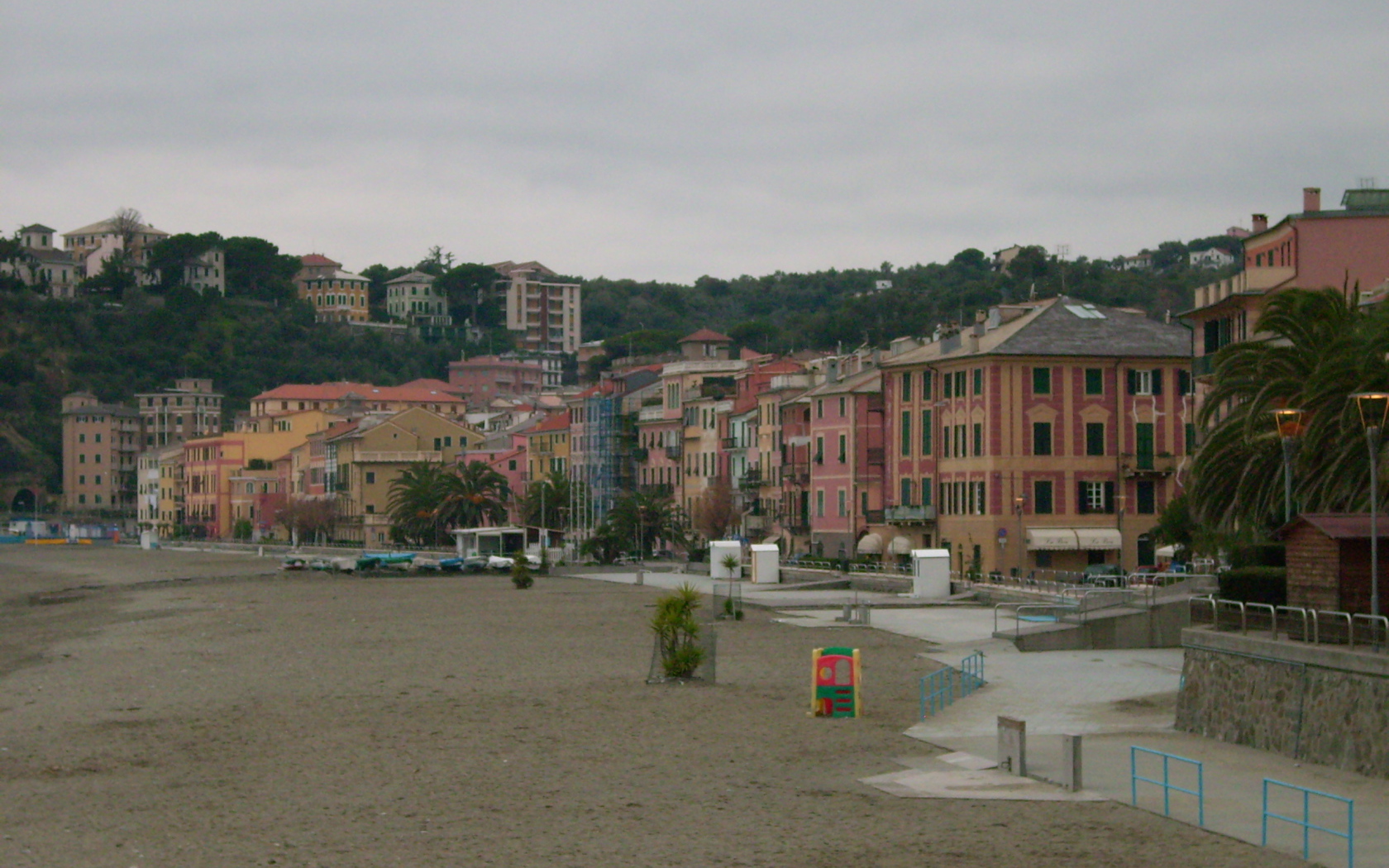 Пляж на курорте Челле Лигуре, Италия