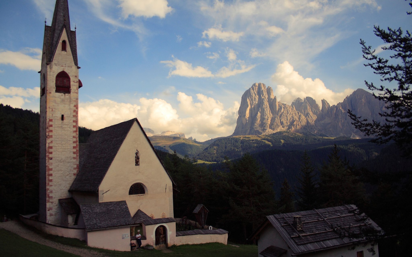 Старинная церковь на курорте Ортизей, Италия