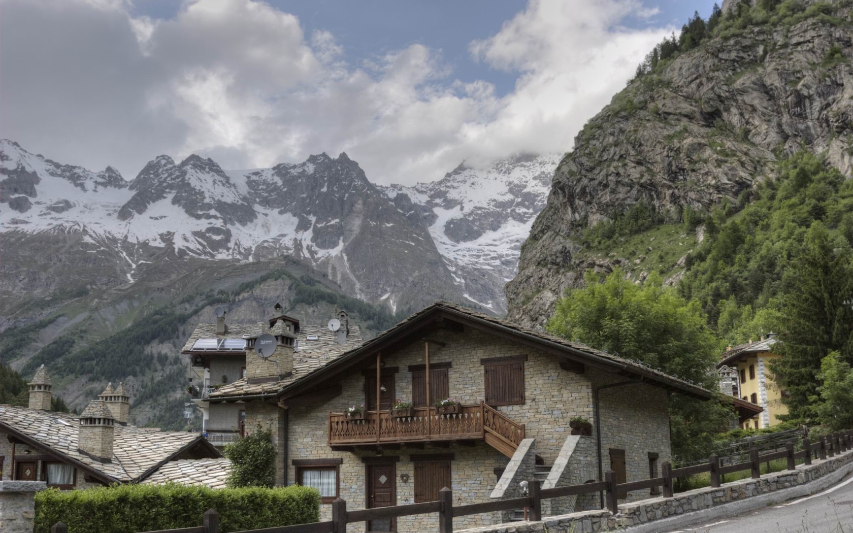 Городские дома на горнолыжном курорте Курмайор, Италия