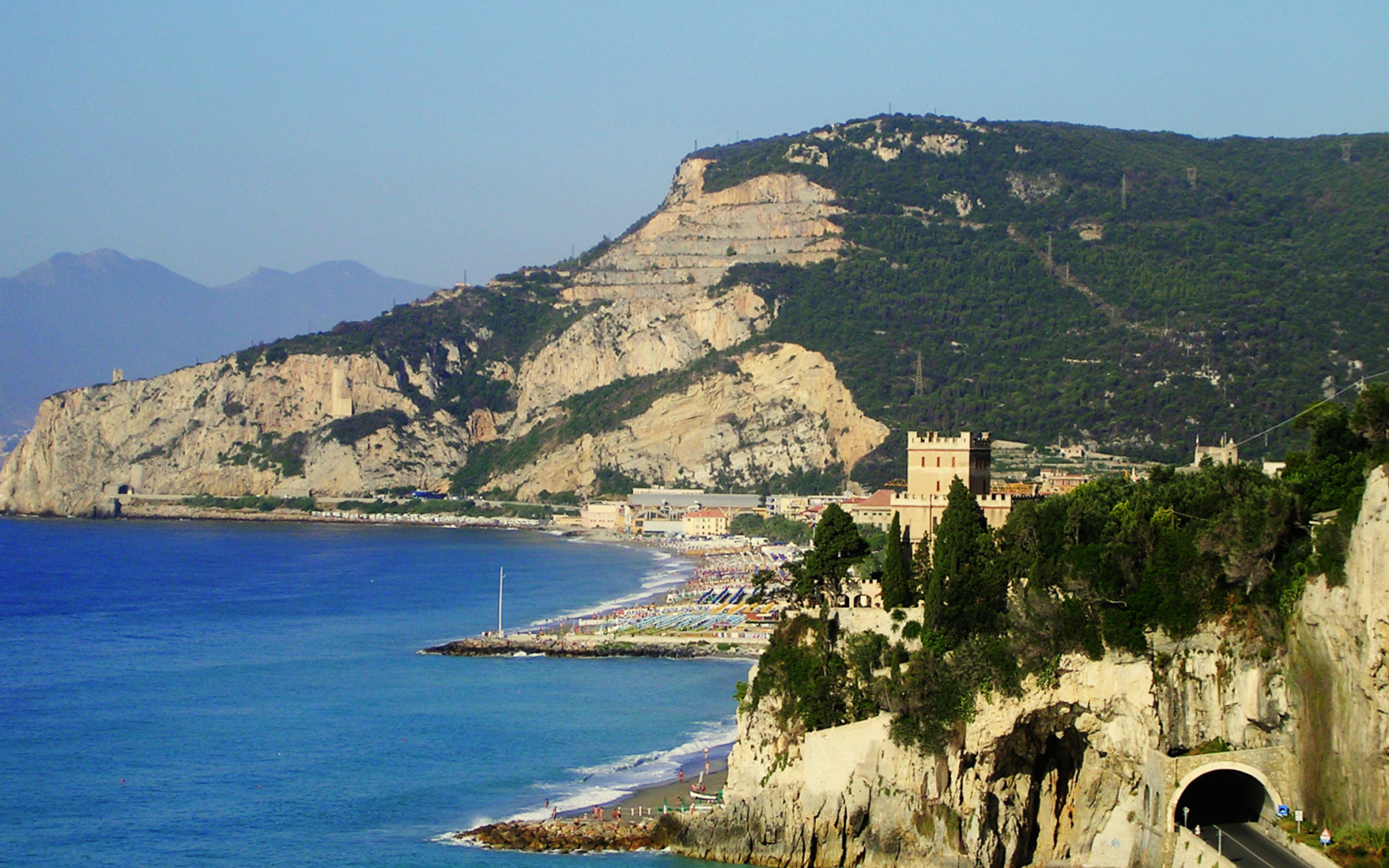 Тоннель в скале на курорте Финале Лигуре, Италия