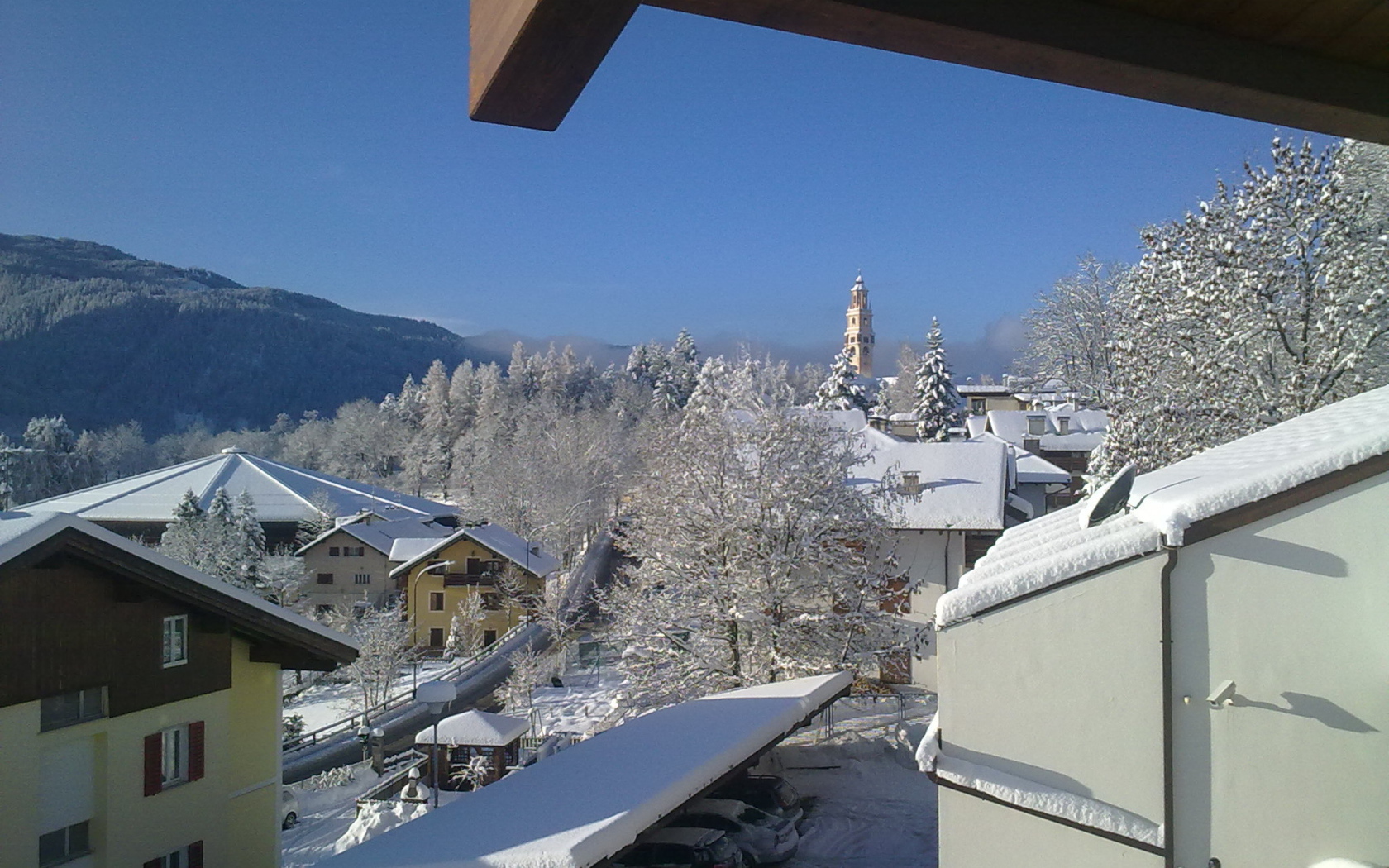 Вид с балкона на горнолыжном курорте Мадонна ди Кампильо, Италия