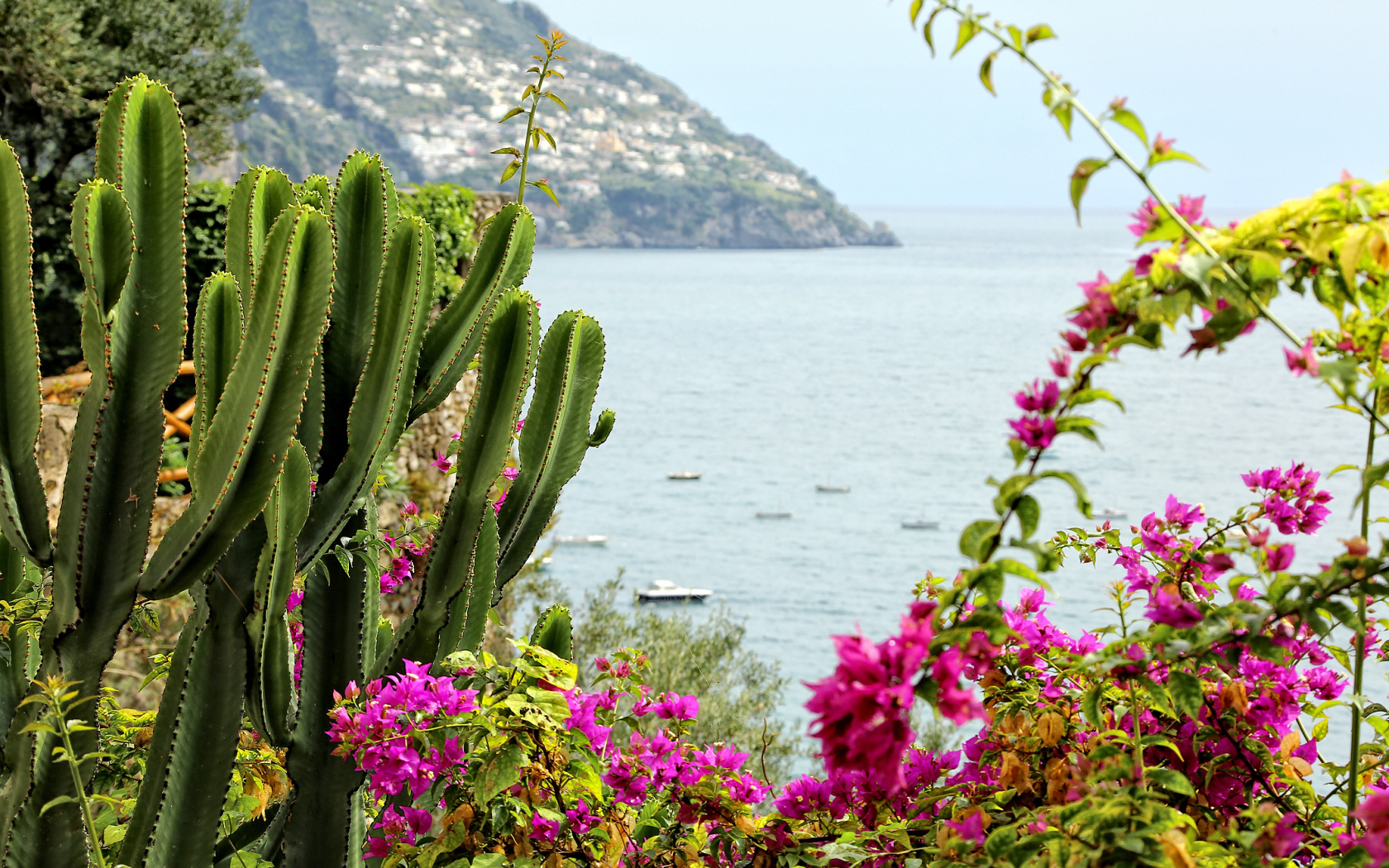 Вид со склона горы на залив на курорте Позитано, Италия