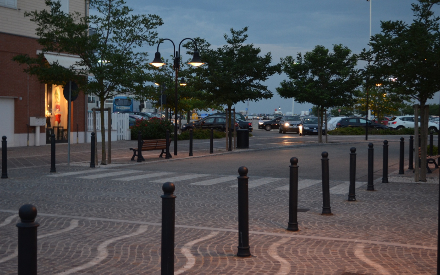 Прогулка по вечерним улицам на курорте в Римини, Италия