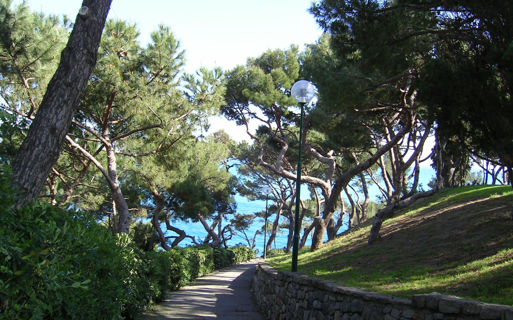 Дорожка к морю на курорте Бордигера, Италия