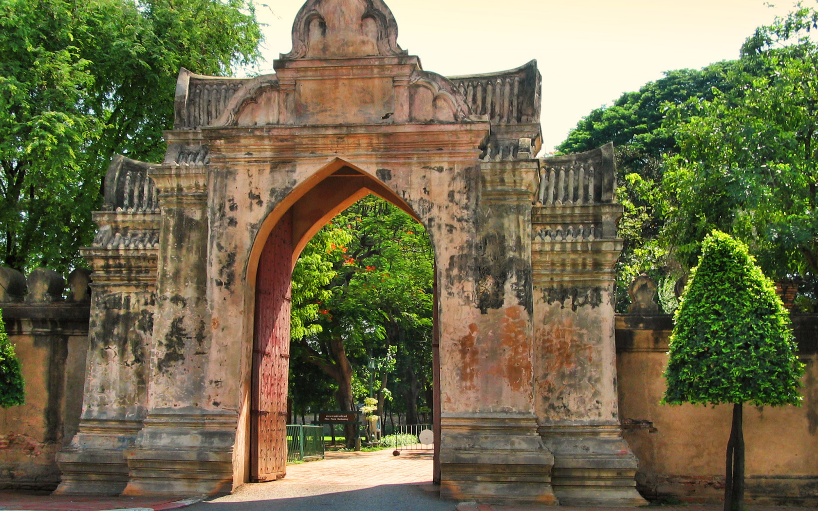 Старинная арка на курорте Лопбури, Таиланд