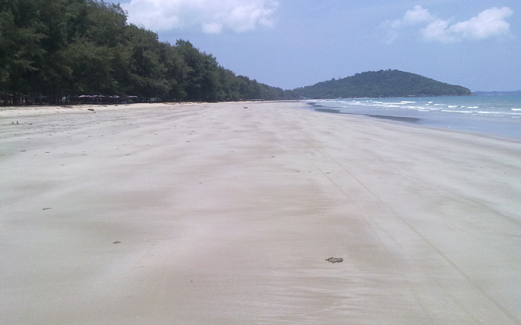 Осенний отдых на пляже на курорте Районг, Таиланд