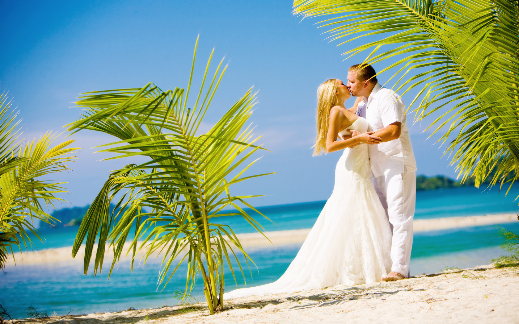 Красивая пара на пляже в Пхукете, Таиланд