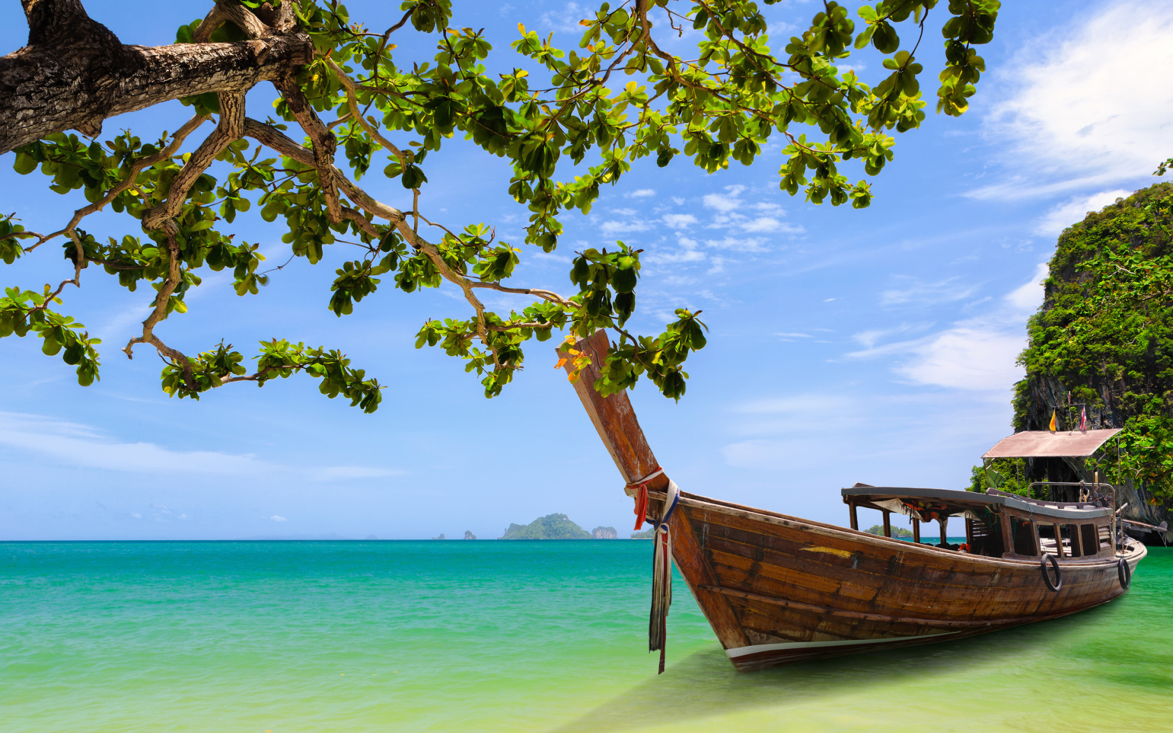 Лодка у берега на курорте Краби, Таиланд