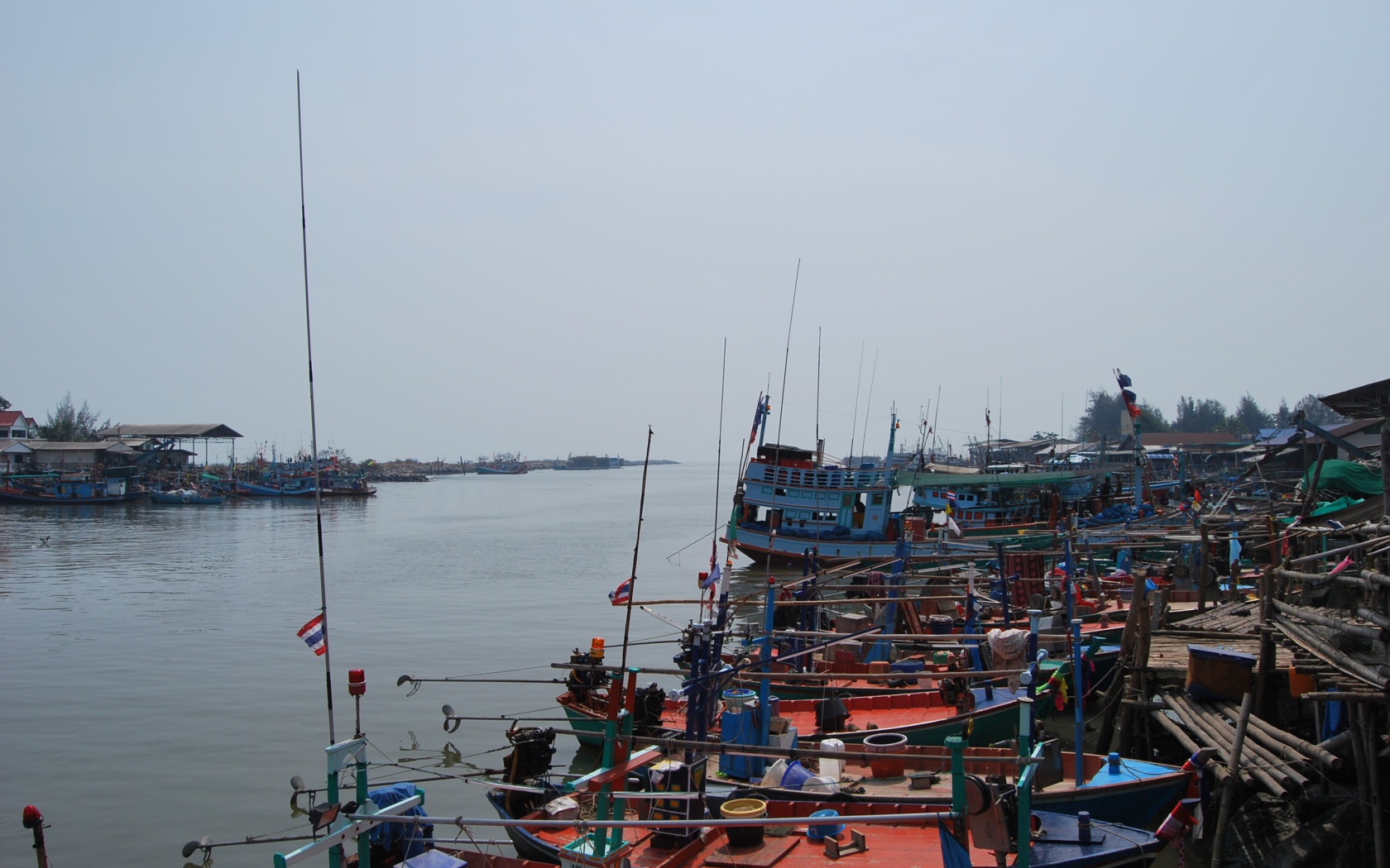 Лодки у берега на курорте Ча Ам, Таиланд