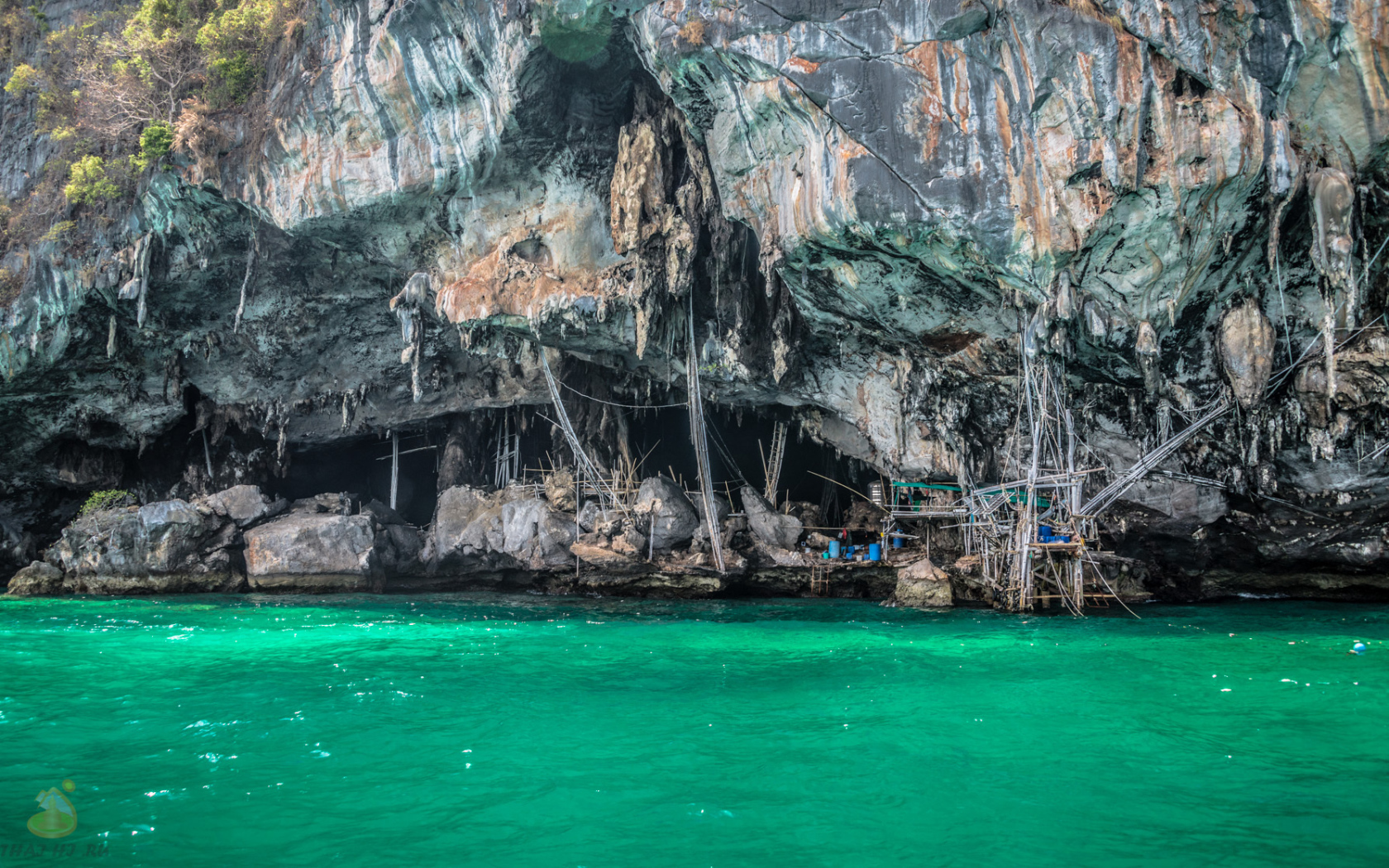 Пещера у берега на курорте острова Ко Лан, Таиланд