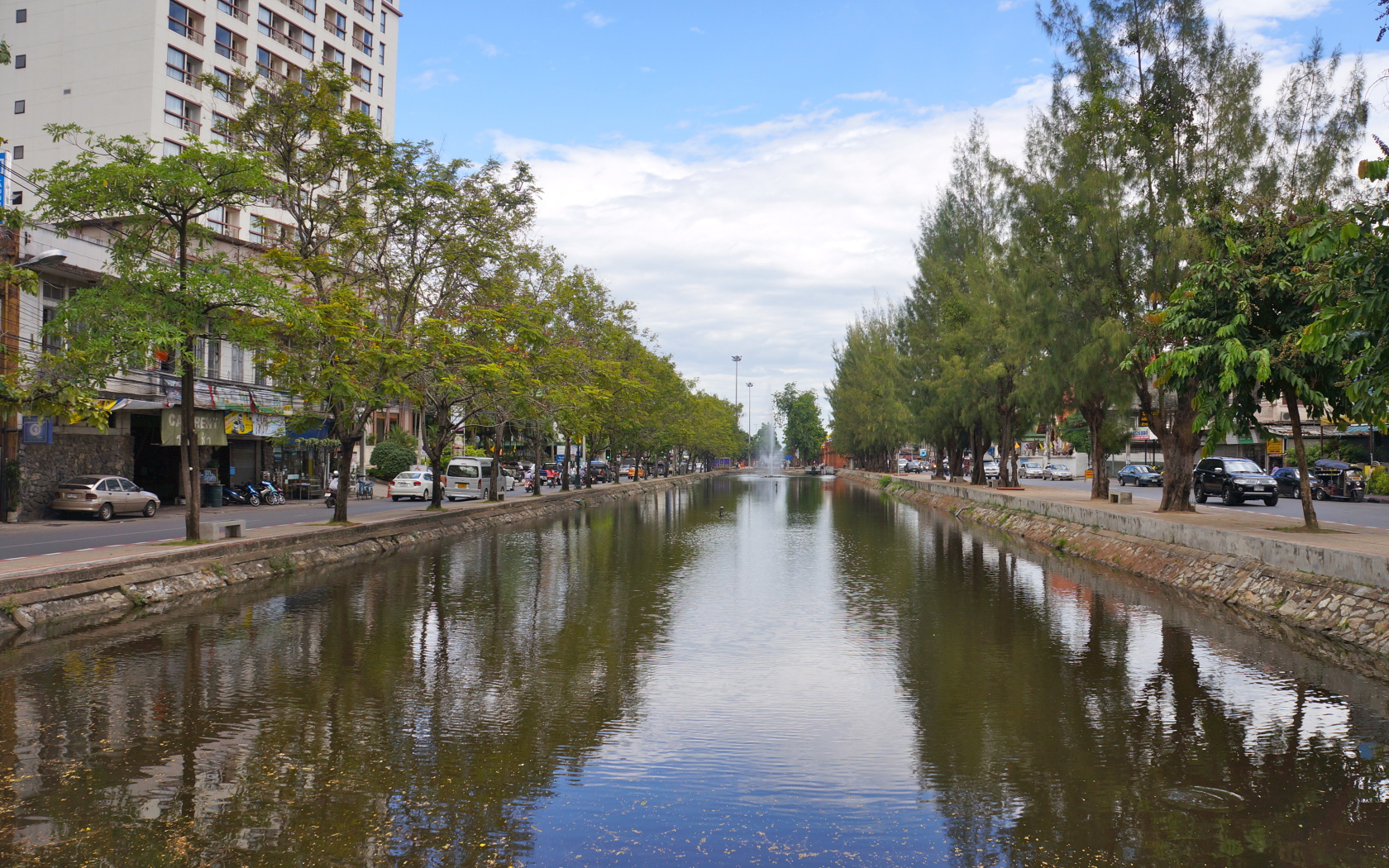 Канал в городе на курорте Чианг Рай, Таиланд