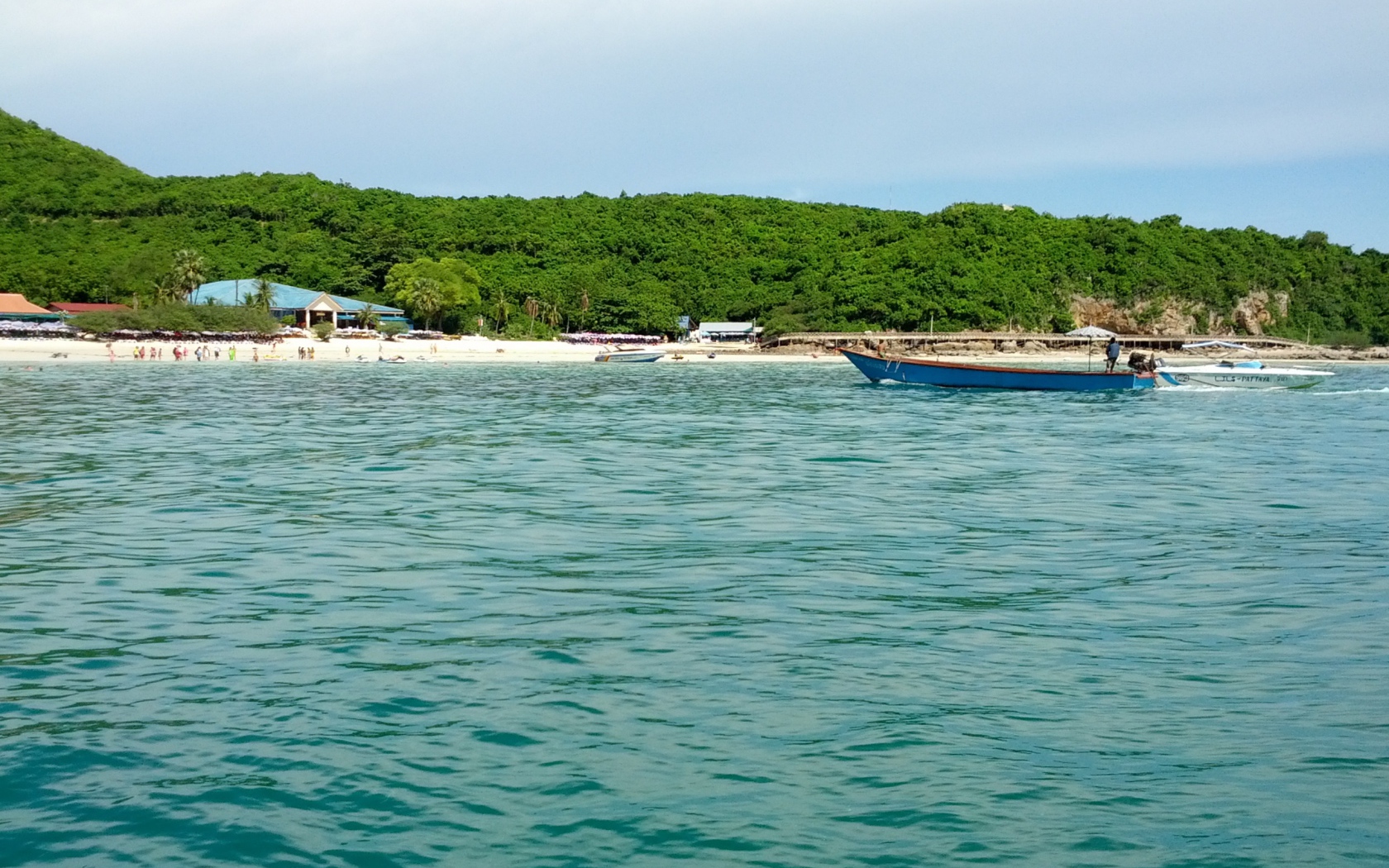 Побережье на курорте острова Ко Лан, Таиланд