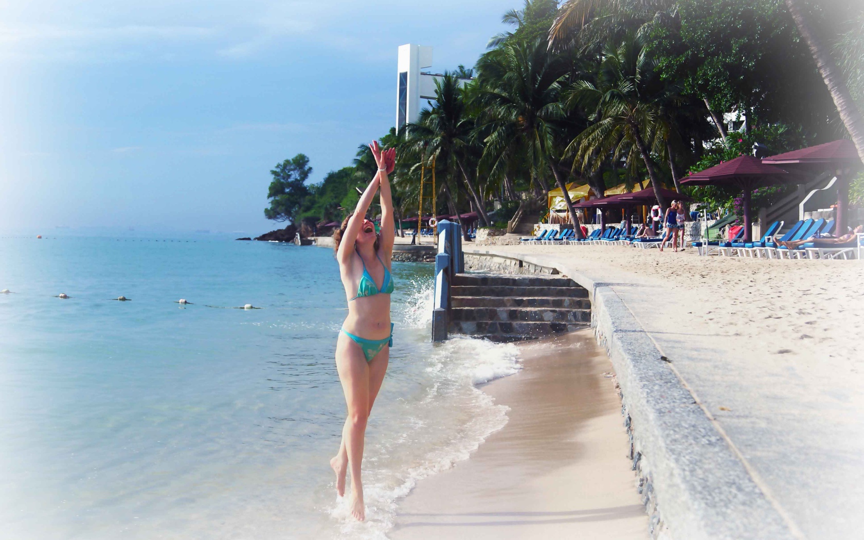 Девушка на пляже Пратамнак на курорте в Паттайе, Таиланд