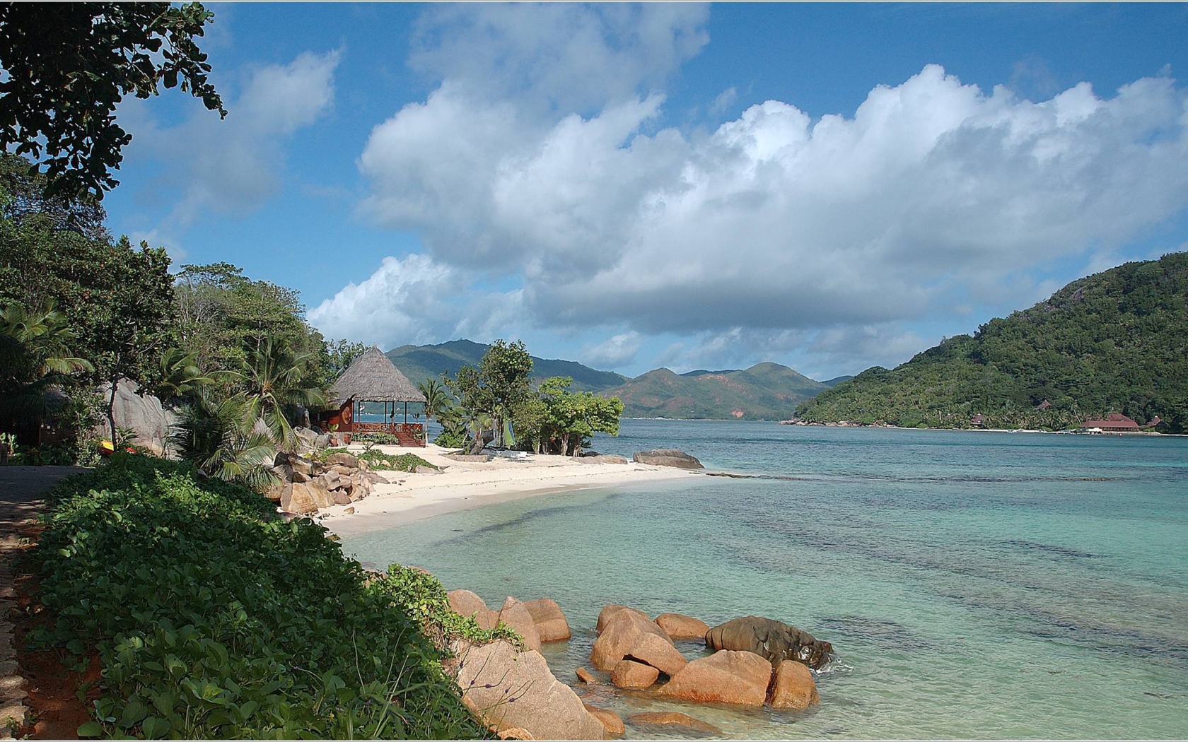 Хижина на побережье на курорте острова Ко Лан, Таиланд