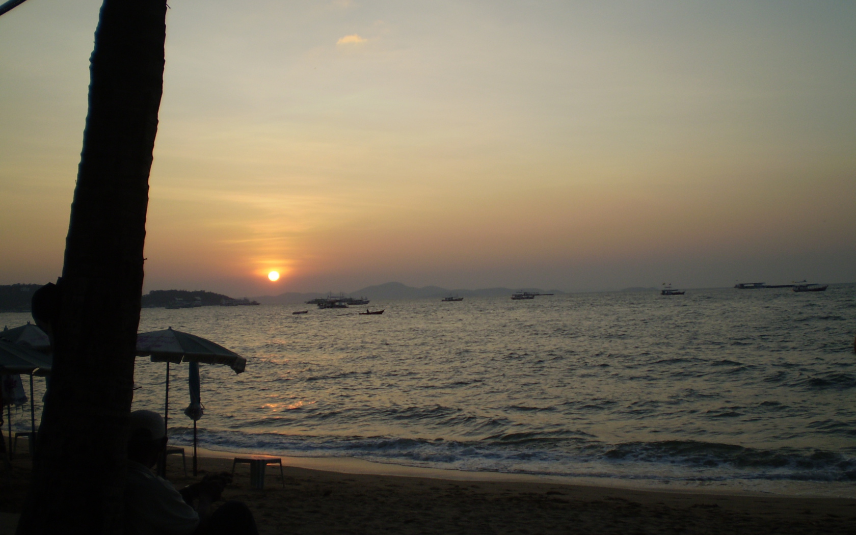 Закат солнца на пляже на курорте в Паттайе, Таиланд