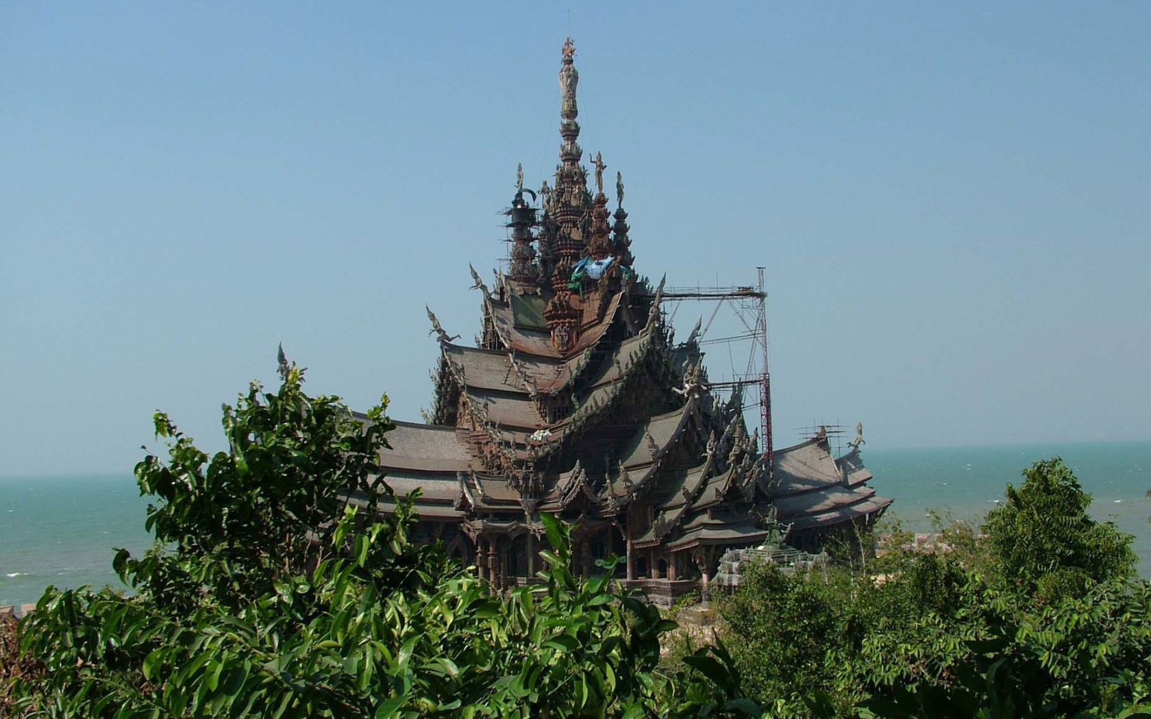 Храм у побережья на курорте Чианг Рай, Таиланд