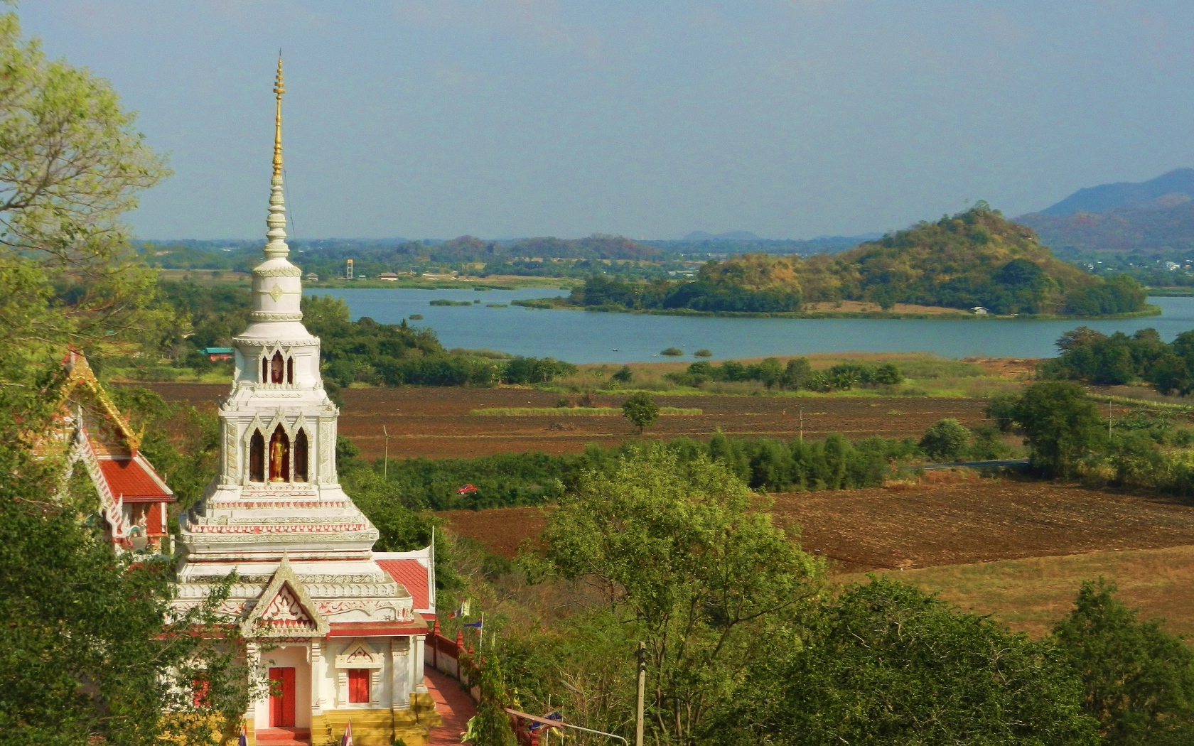 Храм на фоне озера на курорте Лопбури, Таиланд