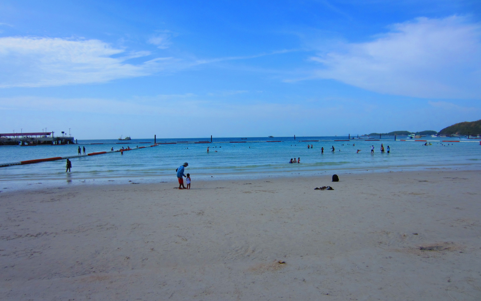 Пляж на курорте острова Ко Лан, Таиланд