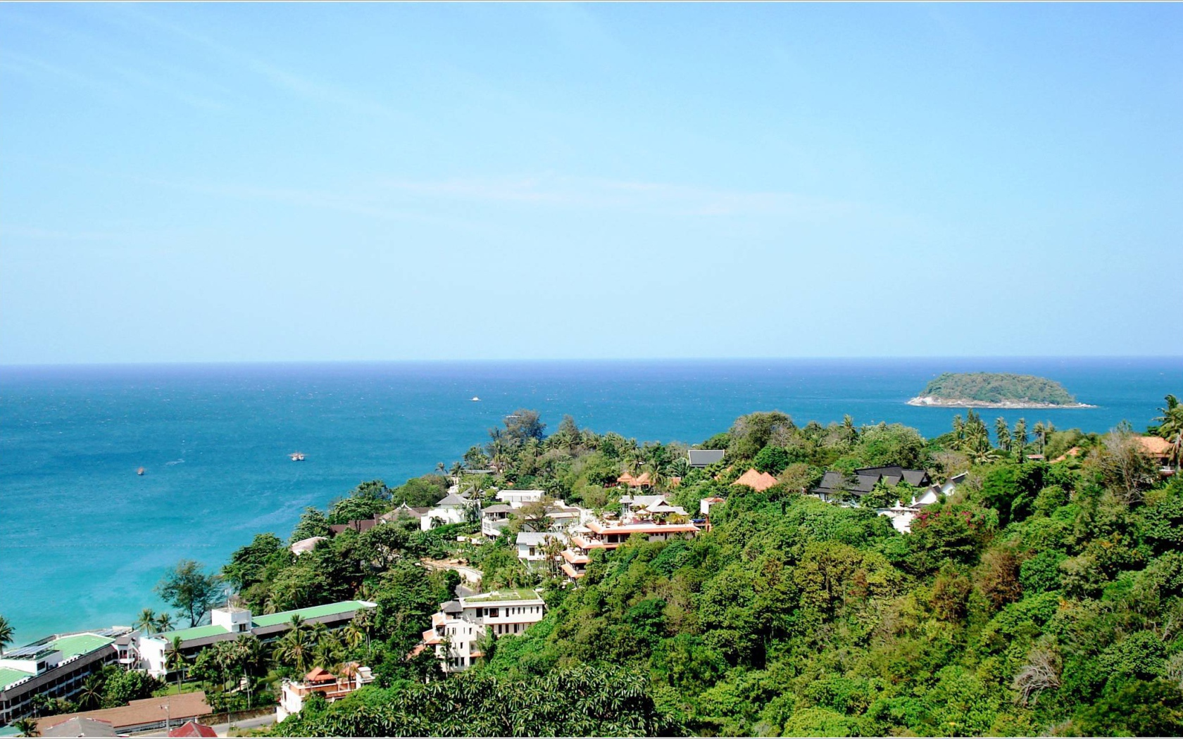 Городские здания на курорте острова Ко Лан, Таиланд