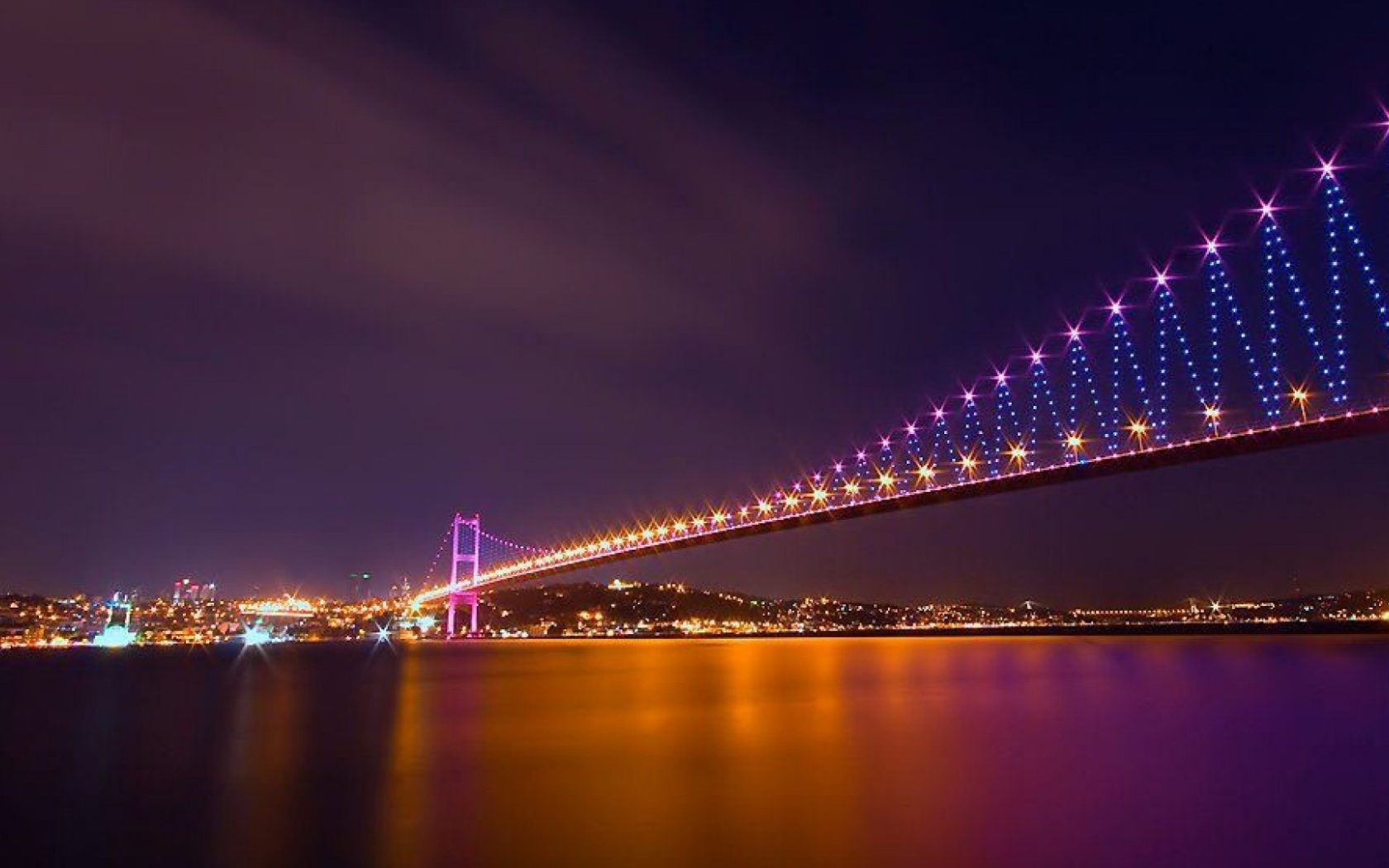 Подсветка моста в Стамбуле