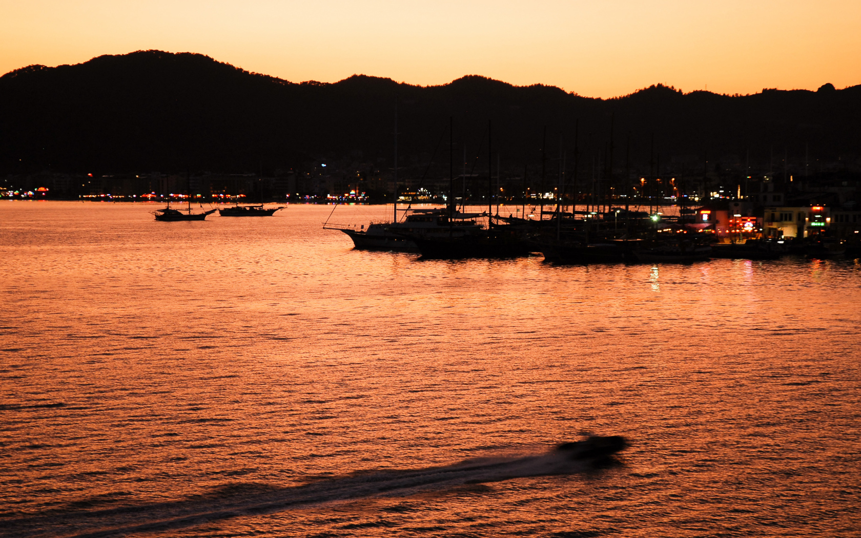 Закат солнца в бухте Мармарис, Турция