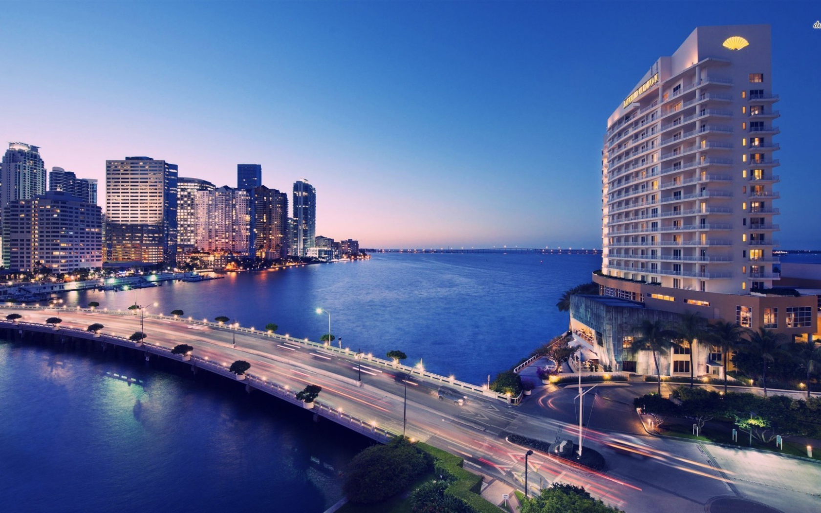 Освещенный мост в Майами