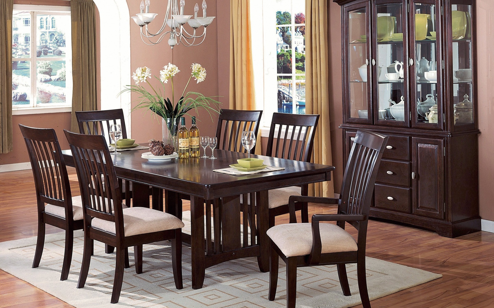 Букет цветов на столе в столовой