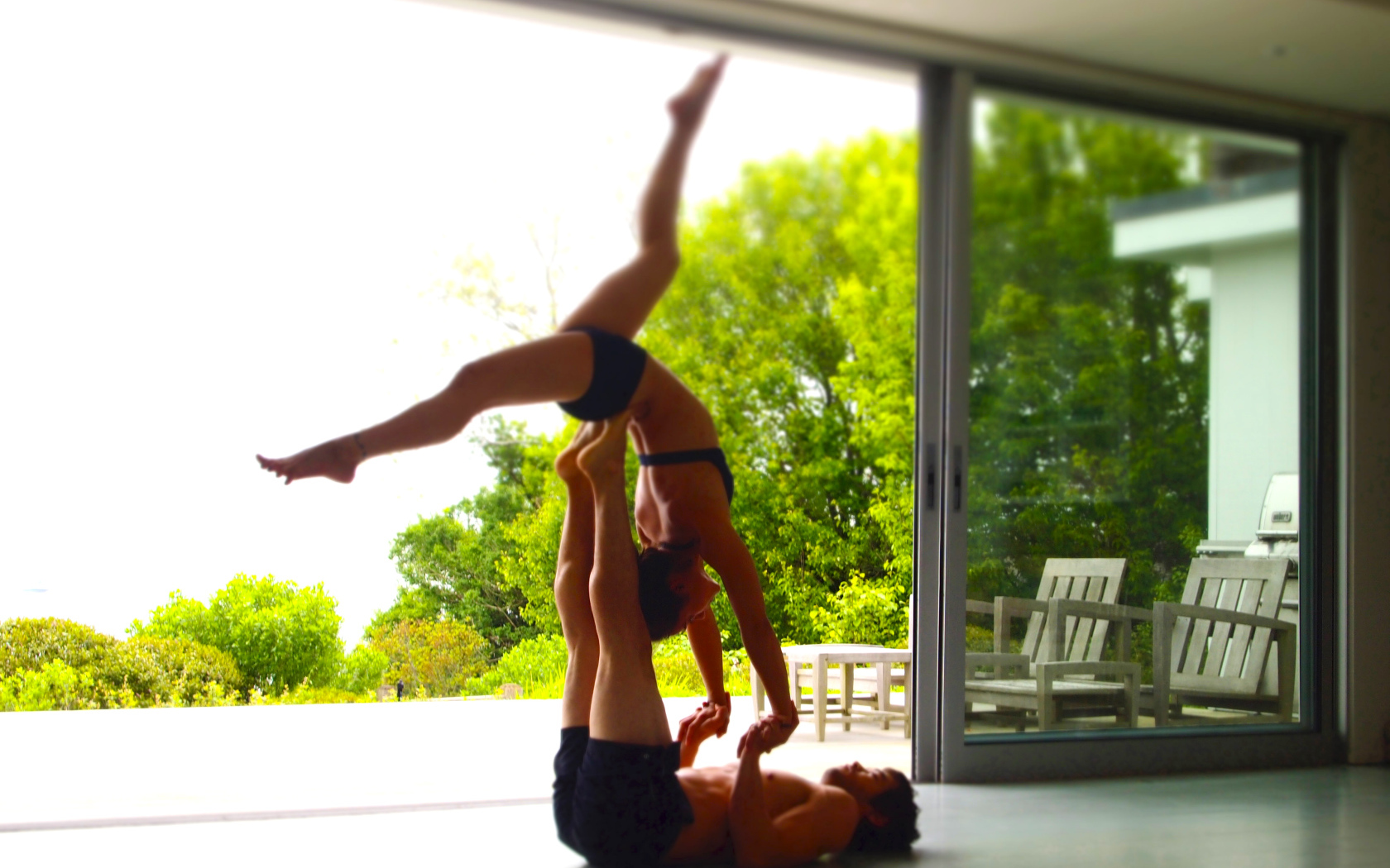 Пара заниматься йогой