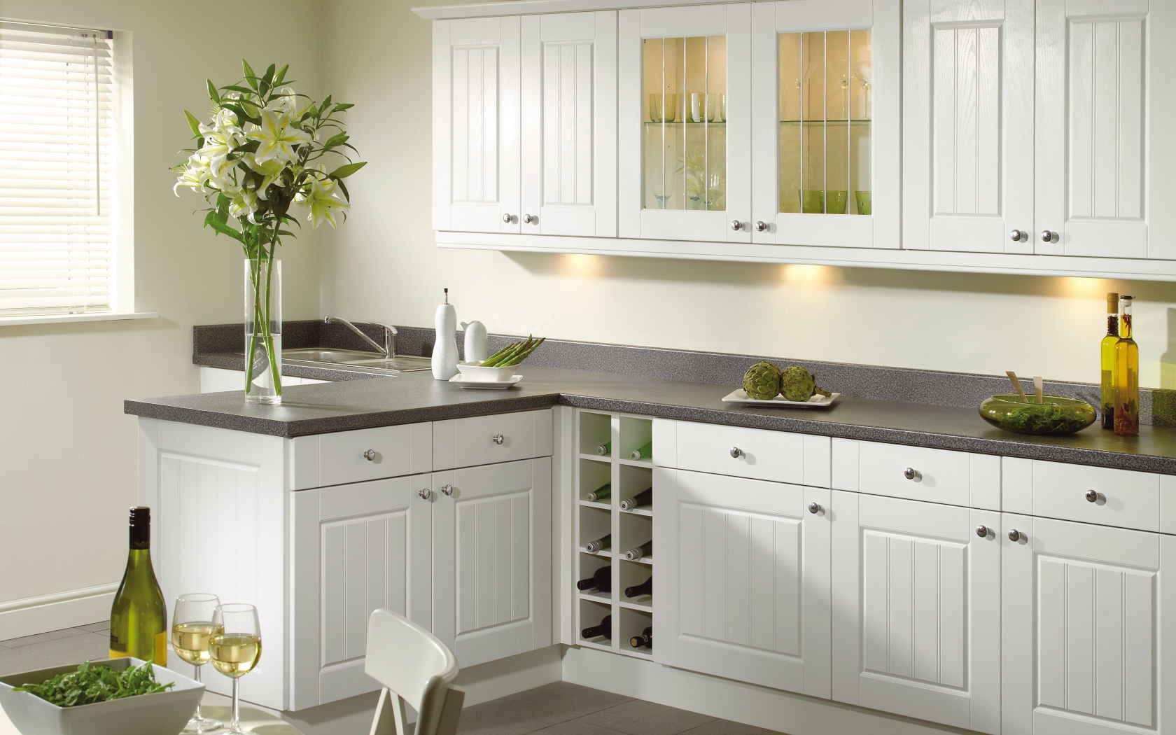 Большой букет на столе в кухне