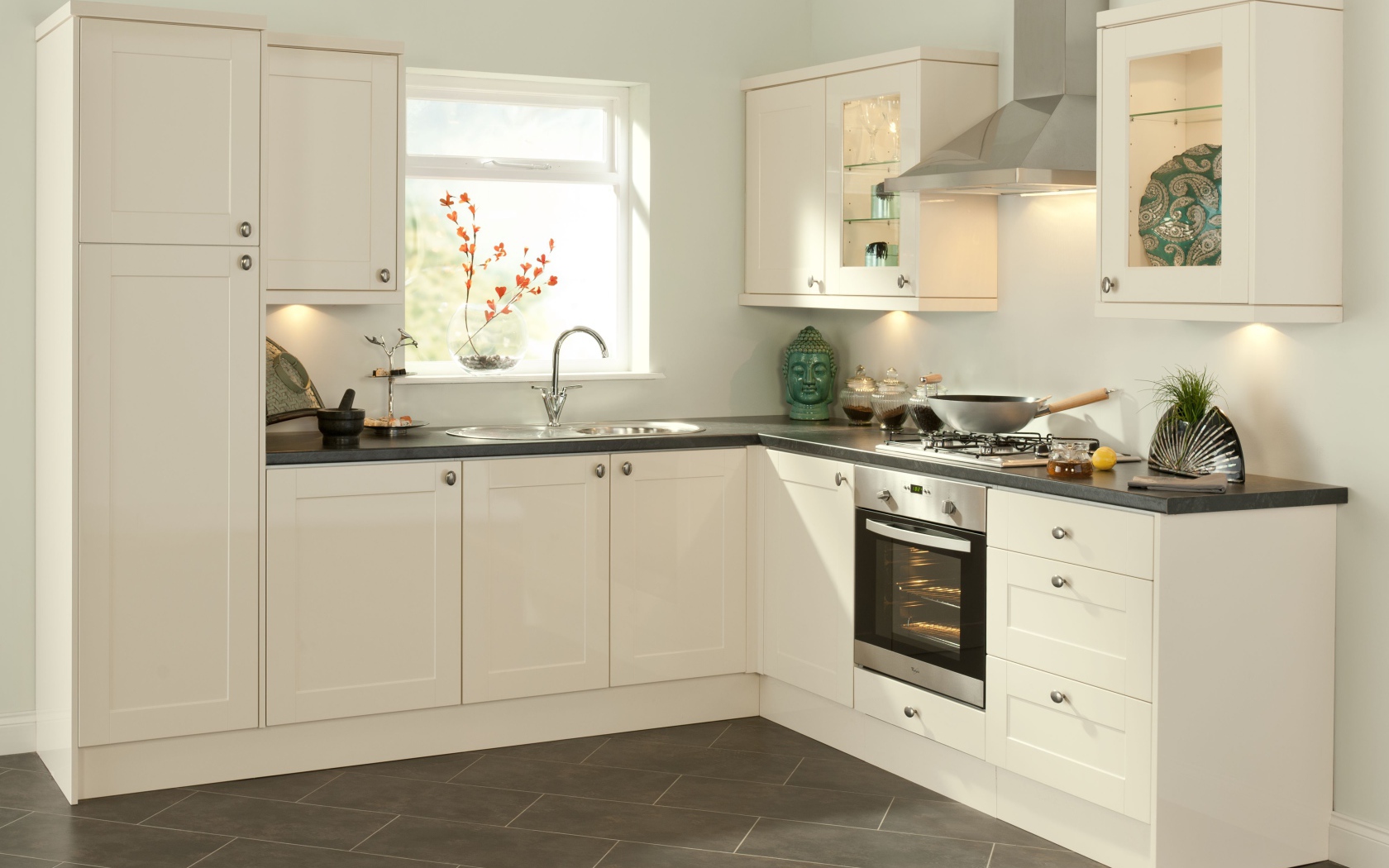 Небольшая светлая кухня