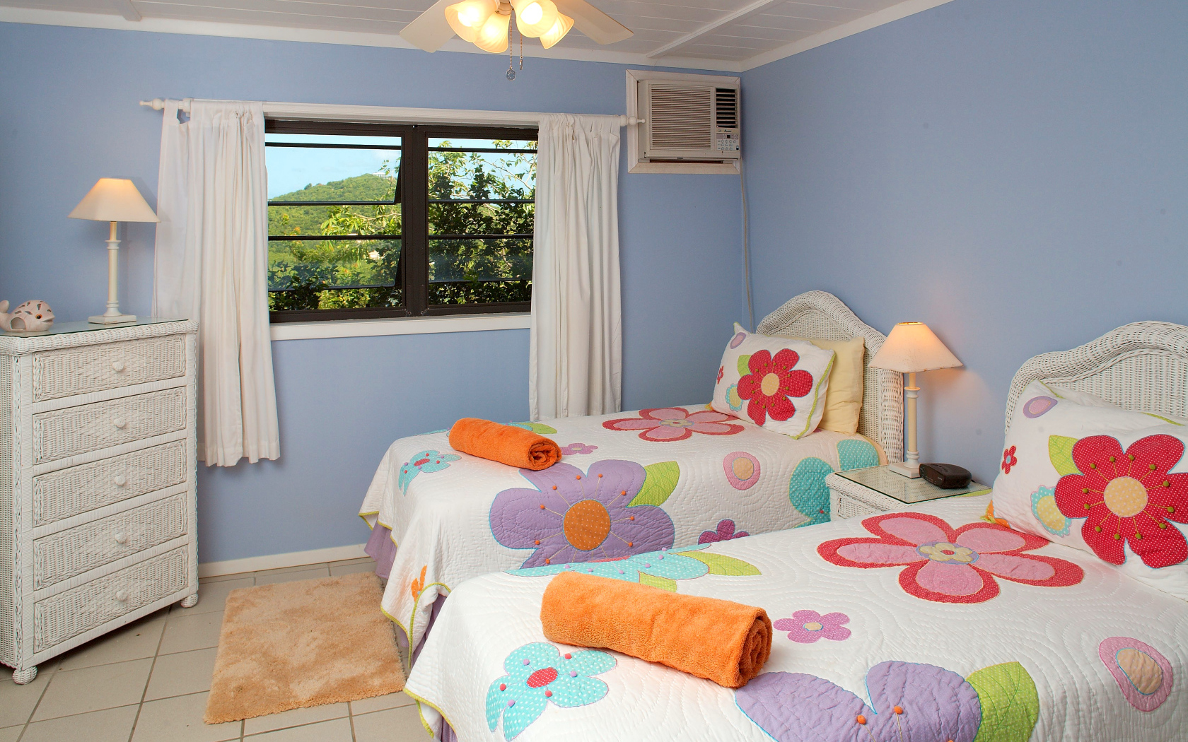 Небольшая детская комната