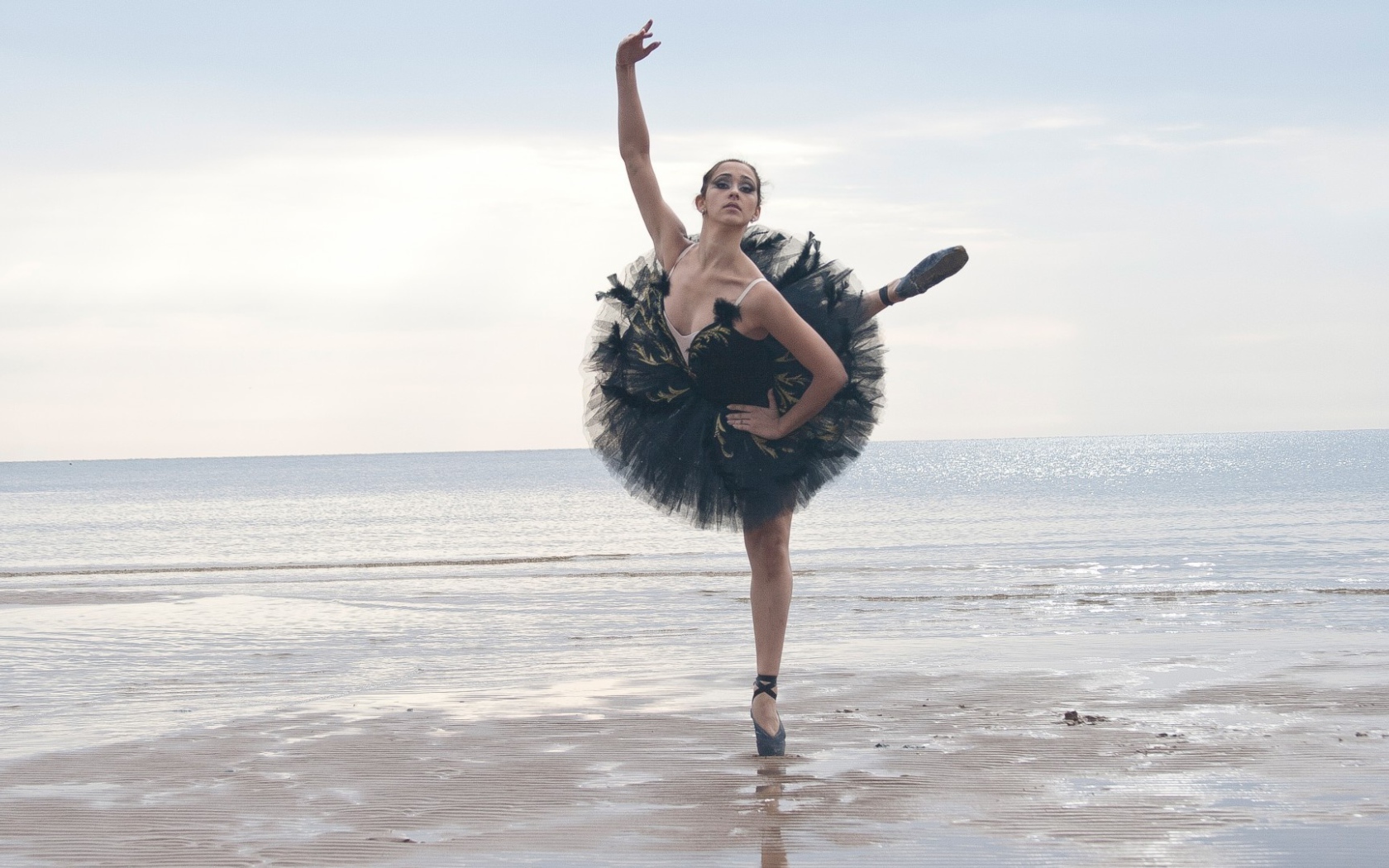 Балерина в черном на пляже
