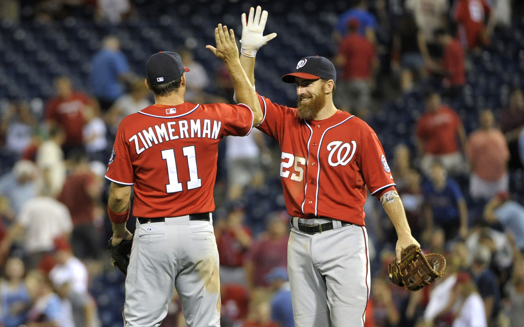 Бейсболист Адам Ляруш с товарищем по команде