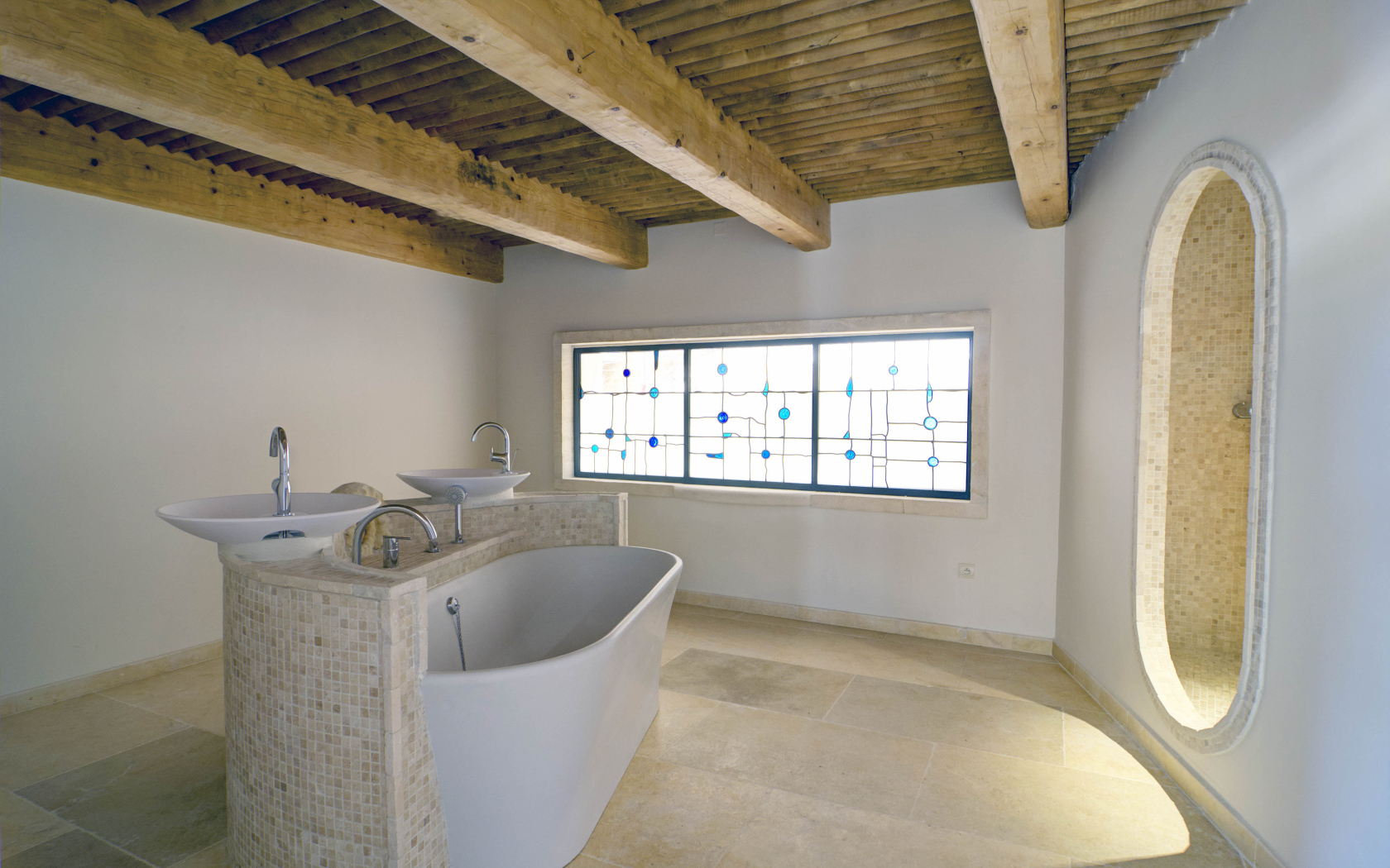 Ванная комната с деревянной крышей