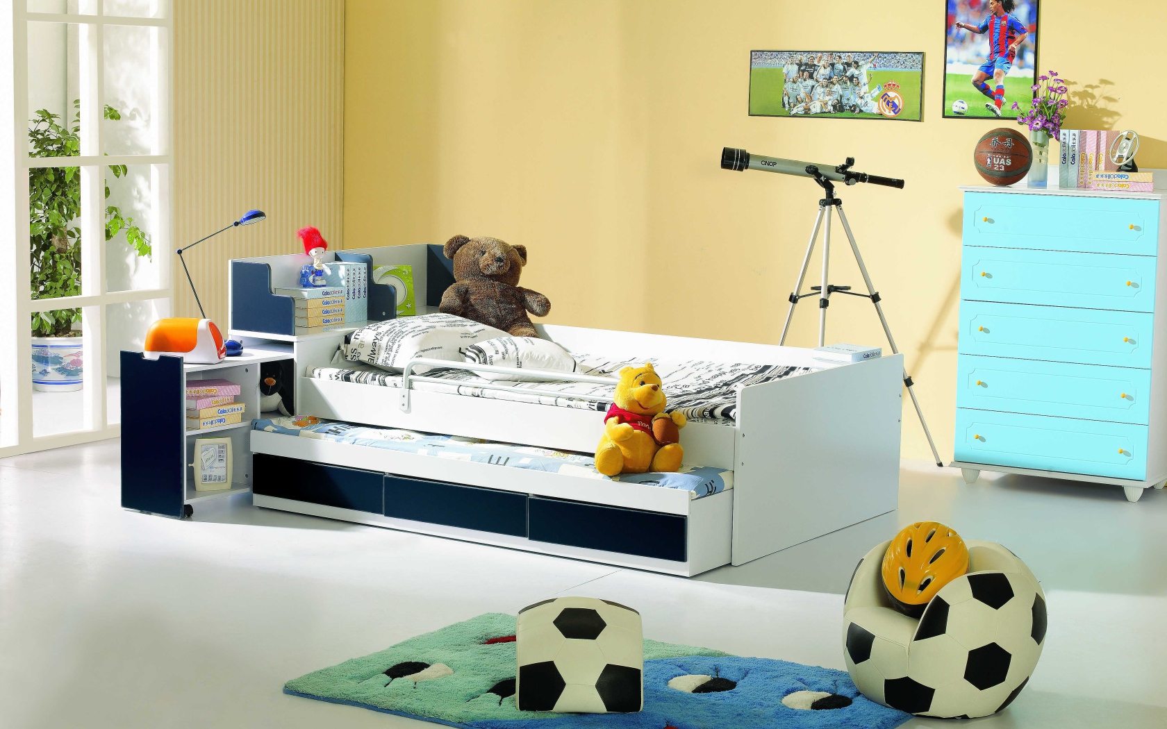 Кровать и игрушки в детской комнате