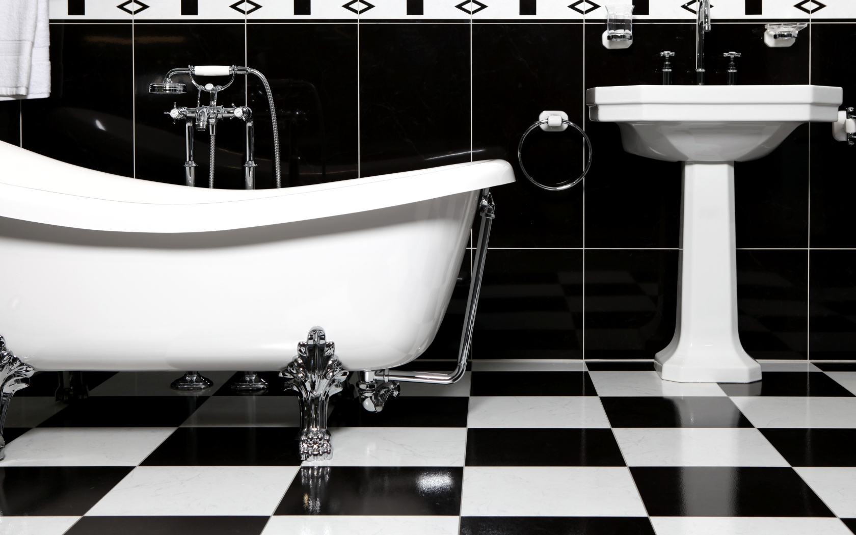 Черно белое оформление ванной