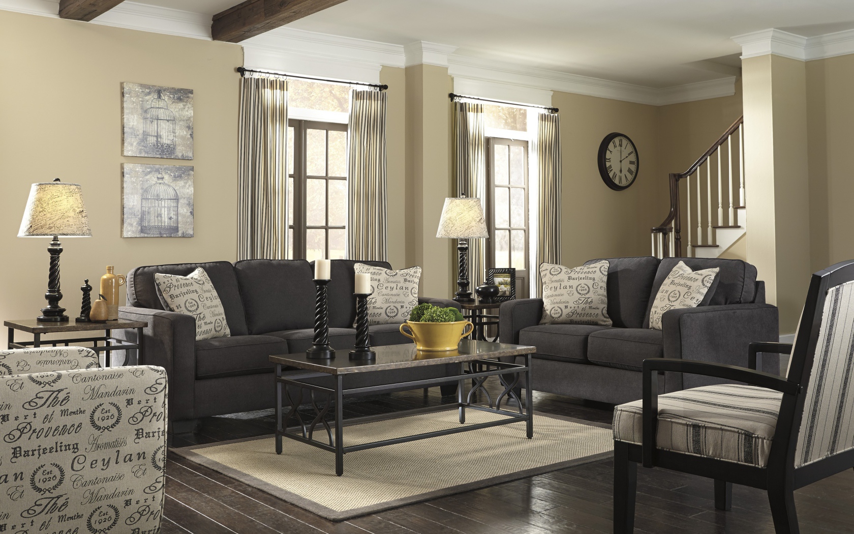 Черная мебель в гостиной