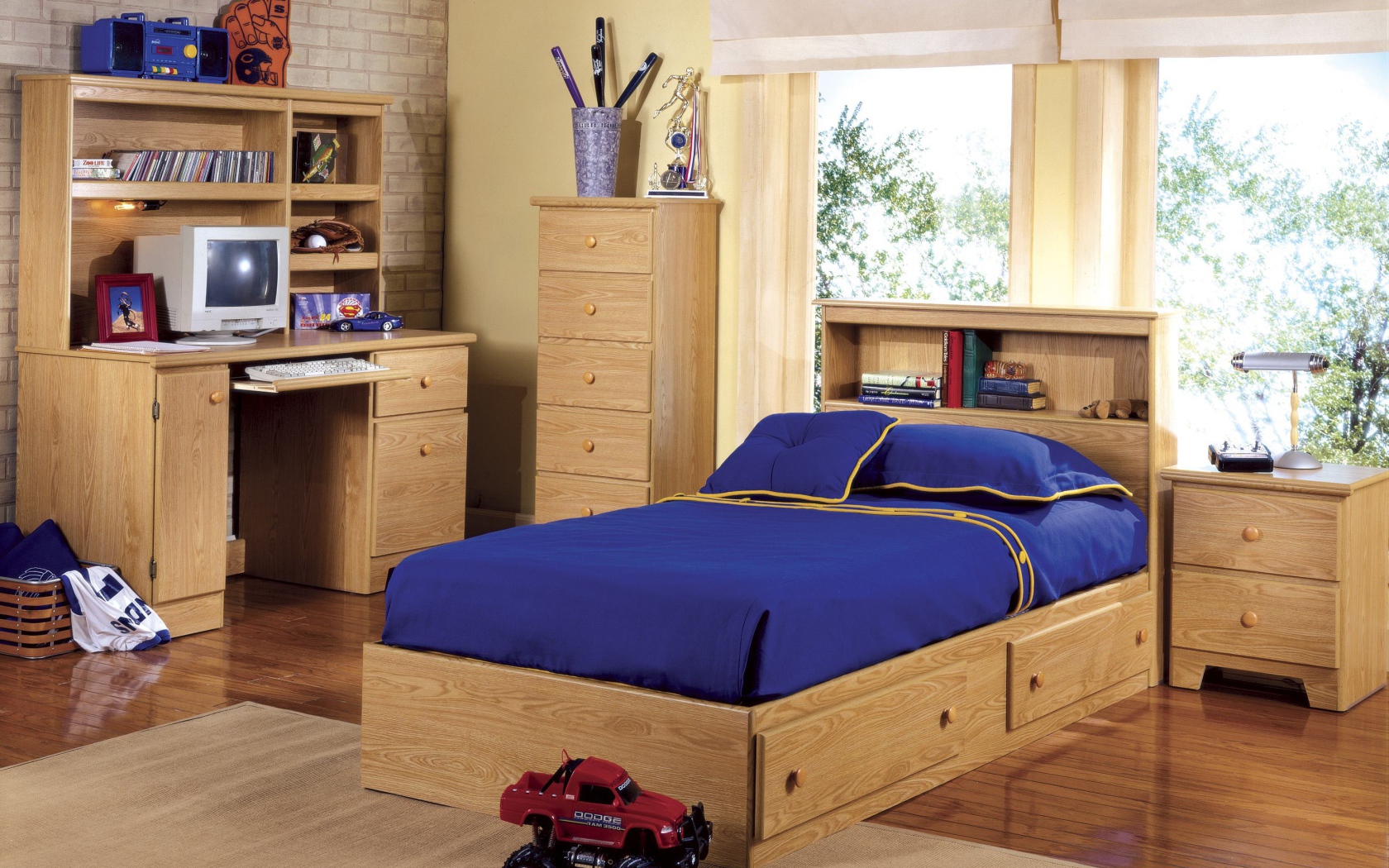 Голубая постель в детской комнате