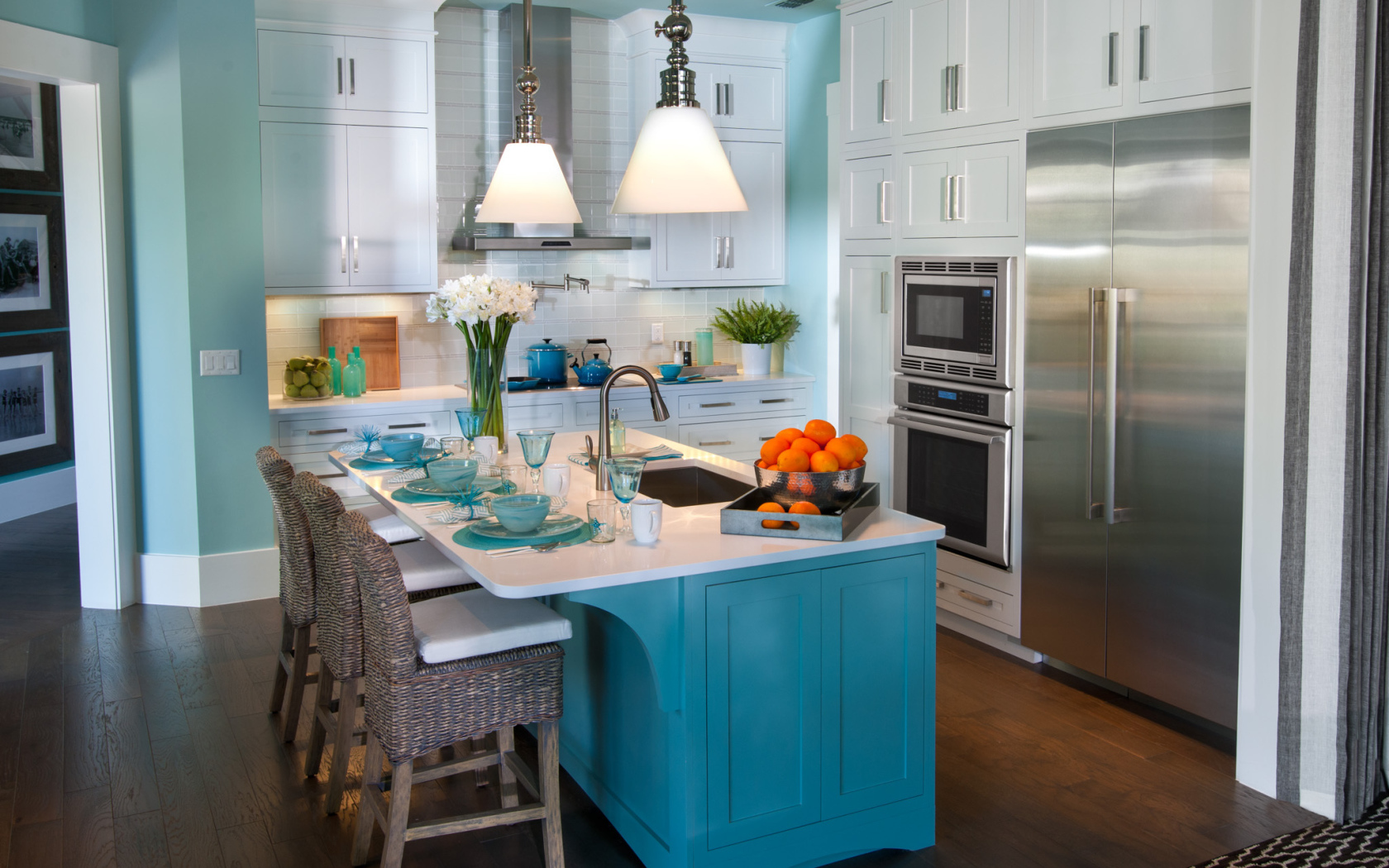 Голубой стол в кухне