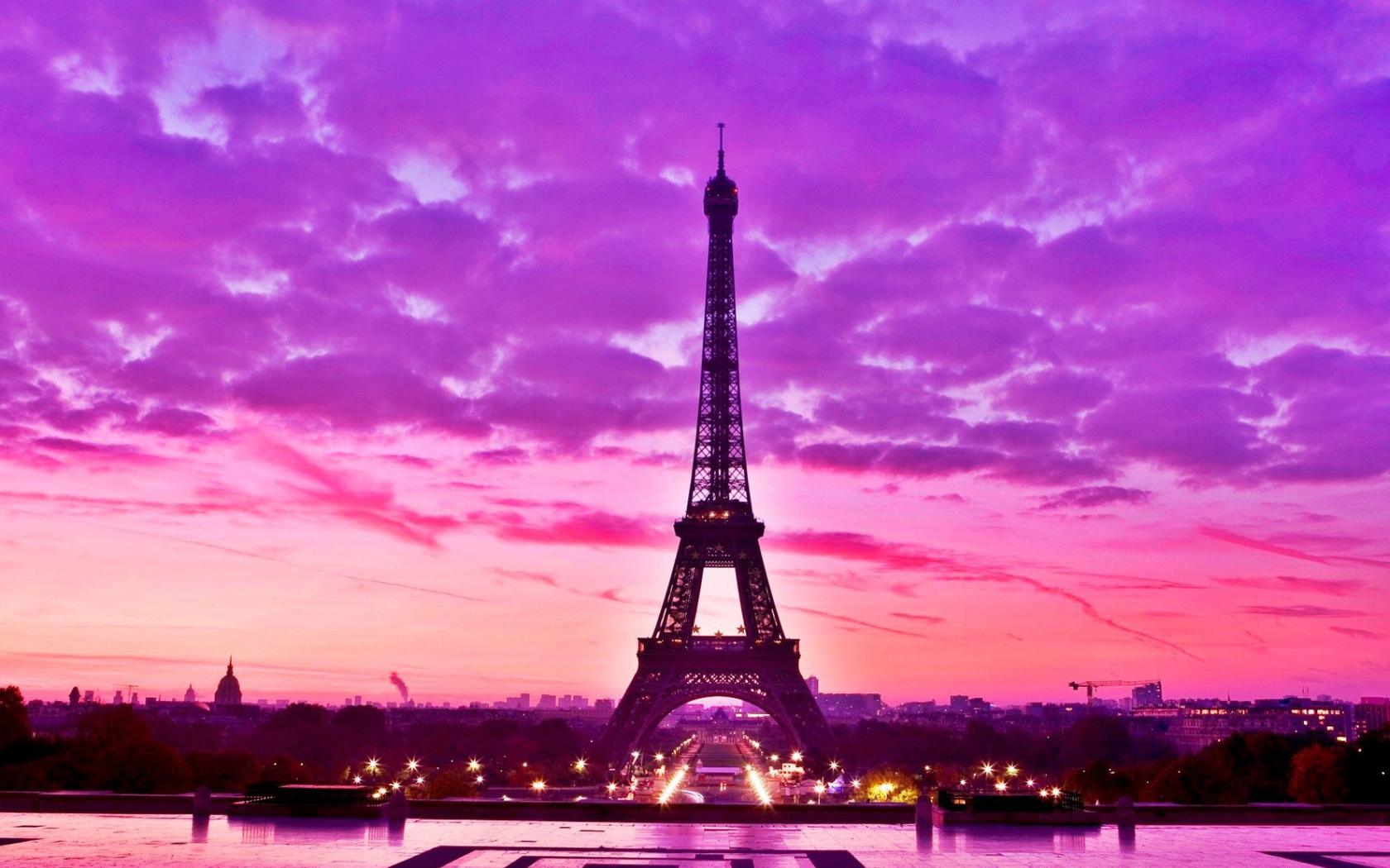 Bright picture of the Eiffel Tower