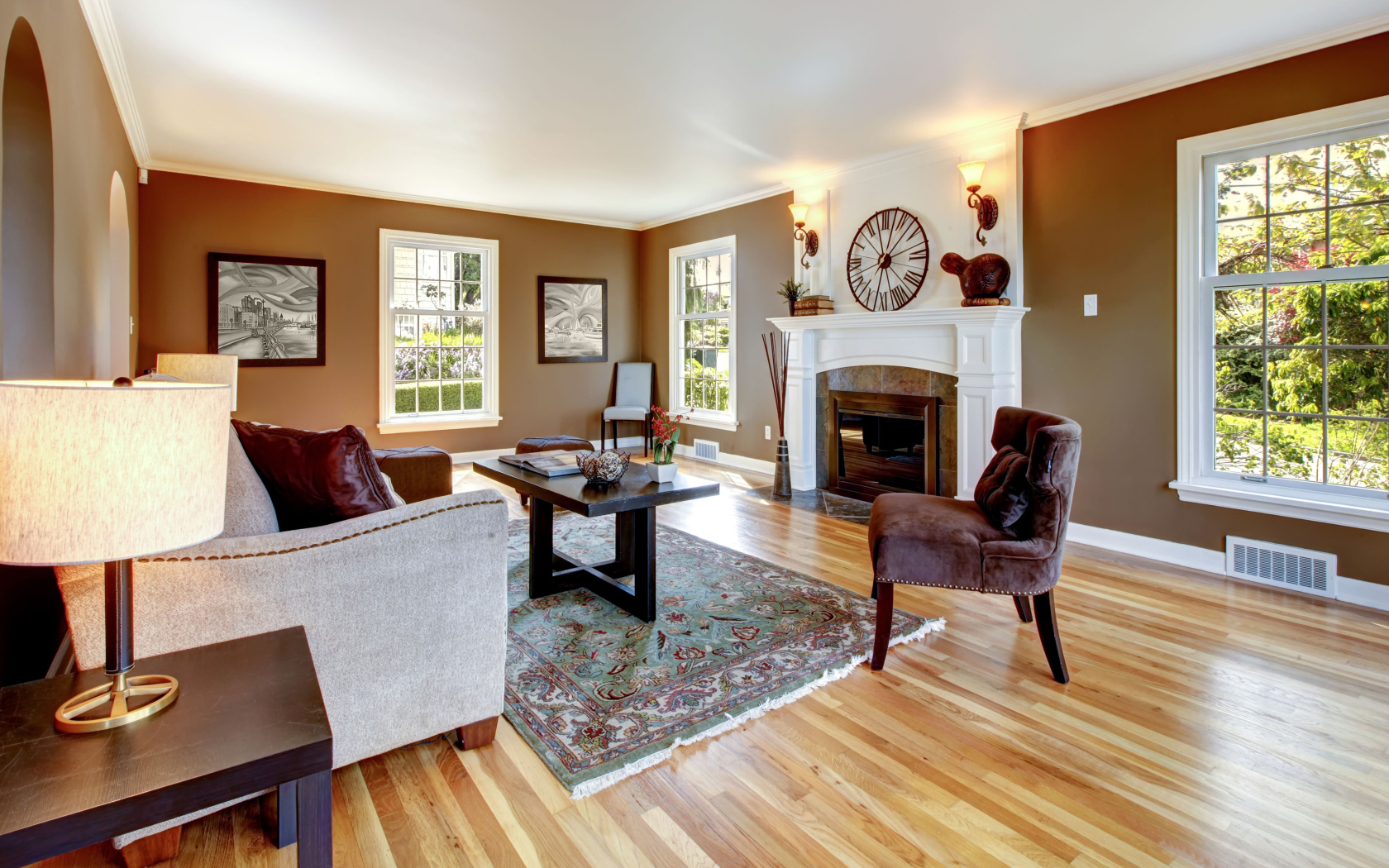 Коричневые стены в гостиной