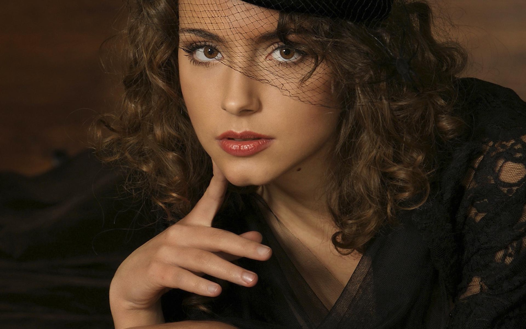 Брюнетка в чёрном платье