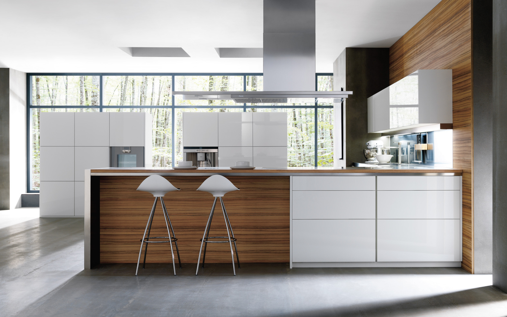 Стулья у стойки в кухне