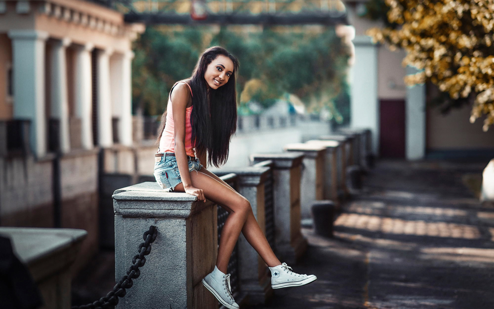 Веселая девушка в кедах