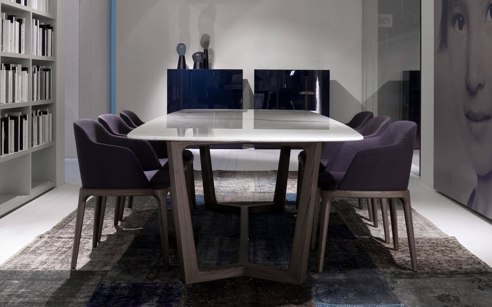 Удобные кресла в столовой