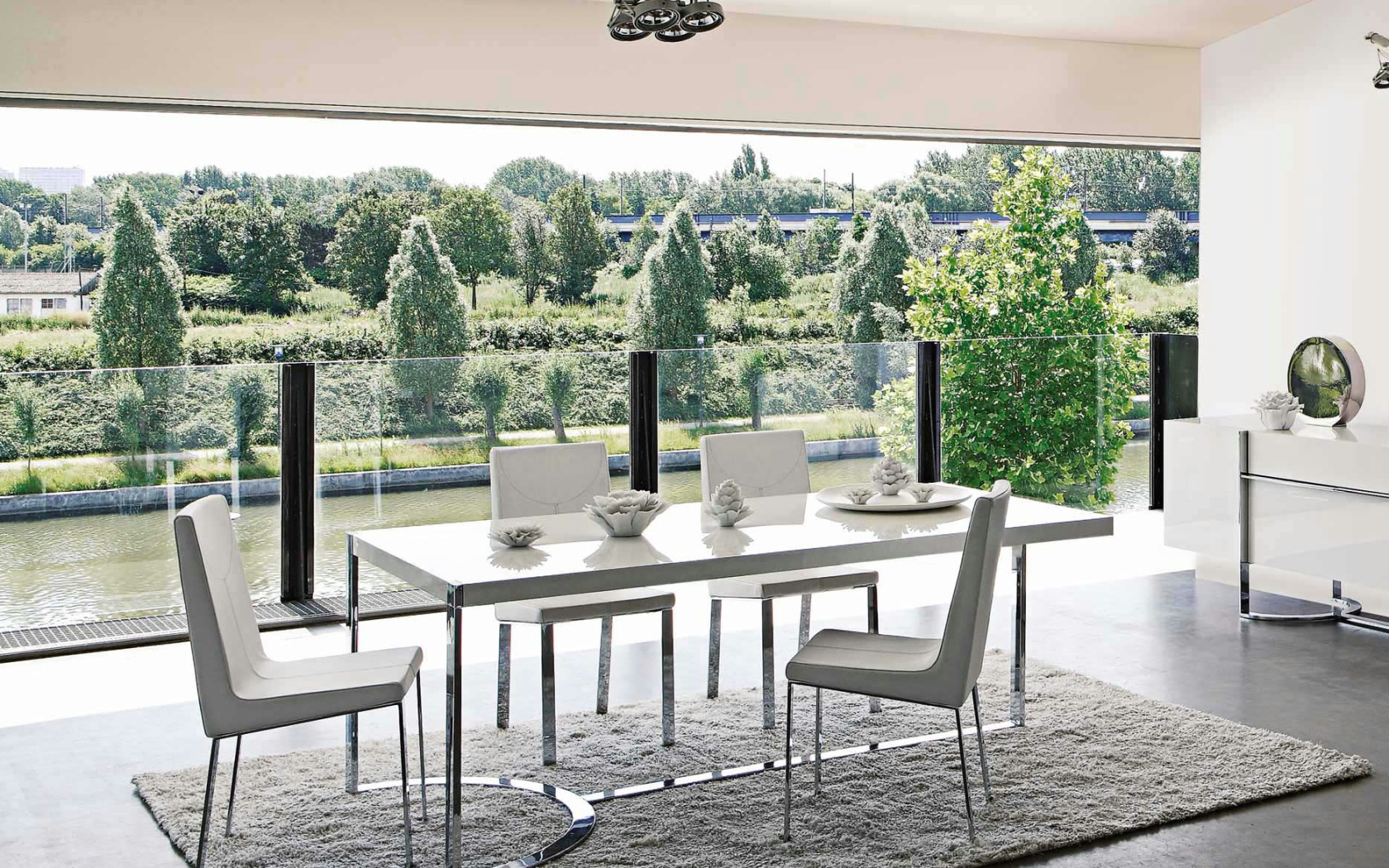 Столовая на балконе