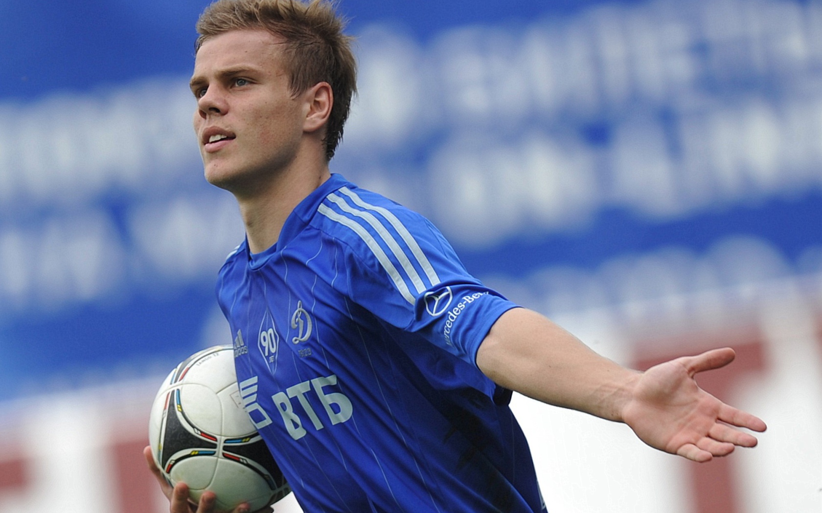 Нападающий Динамо Александр Кокорин с мячом